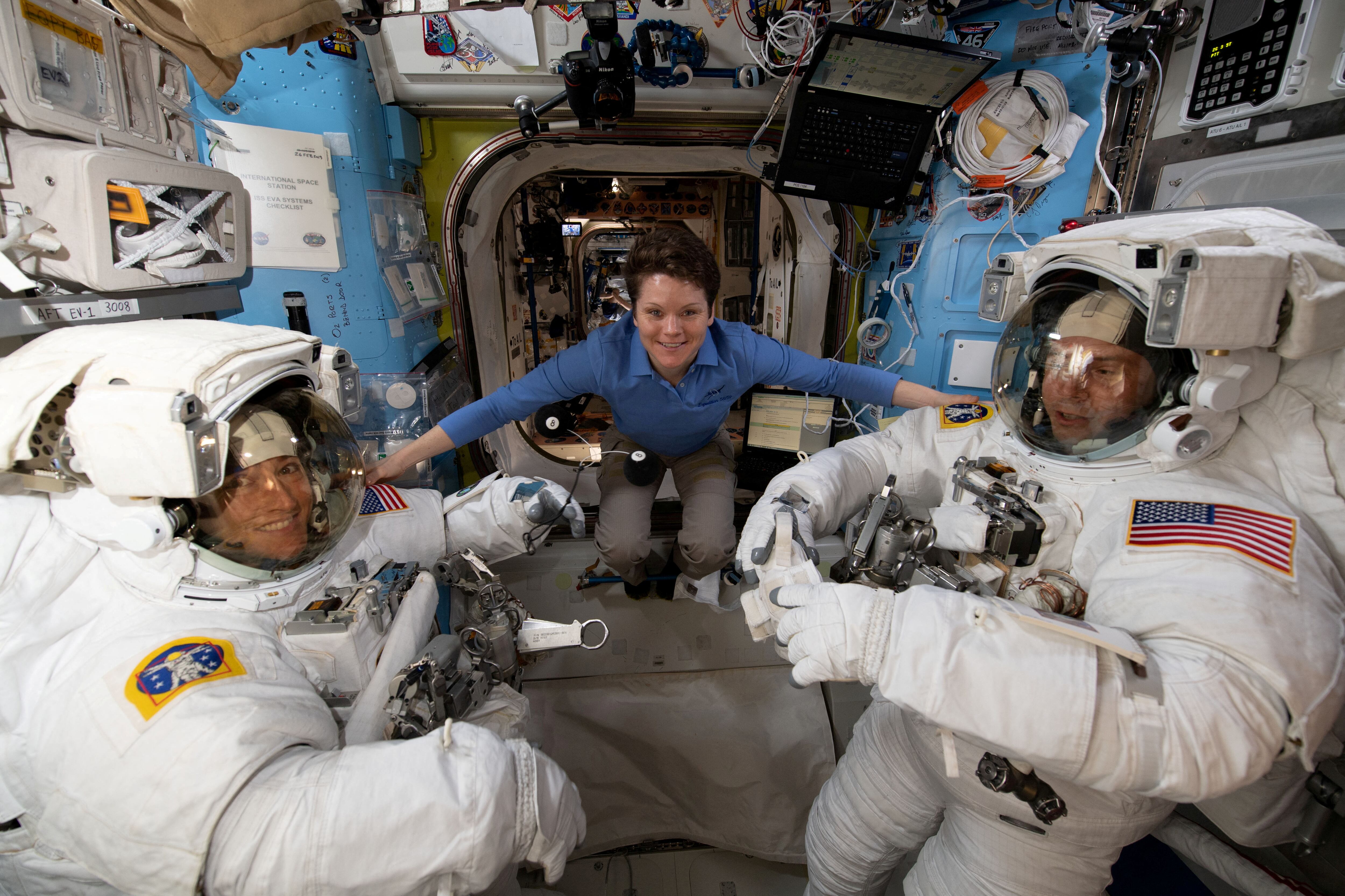 Los astronautas Anne McClain, Christina Koch y Nick Hague son parte de los 9 tripulantes que hoy conviven con la superbacteria (NASA/Handout via REUTERS)  