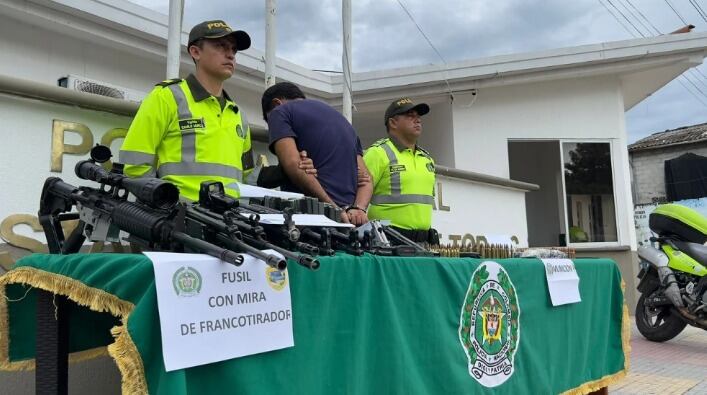 Las autoridades lograron la captura del hombre y la incautación de el armamento - crédito Policía