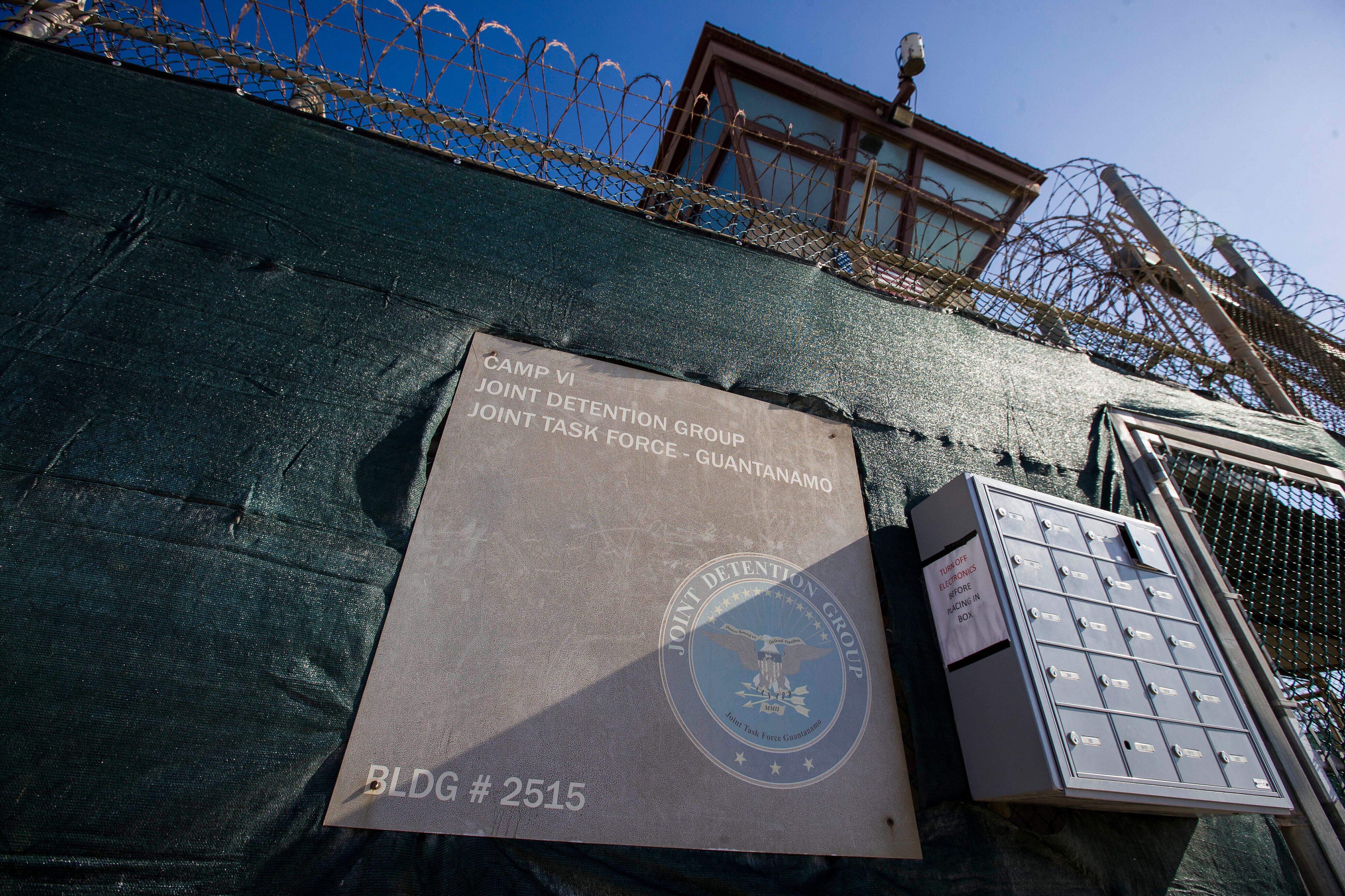 ARCHIVO - La foto revisada por funcionarios de seguridad de EEUU muestra la torre de control de la cárcel Campamento VI en la Base Naval de Bahía Guantánamo, Cuba (AP Foto/Alex Brandon, File)