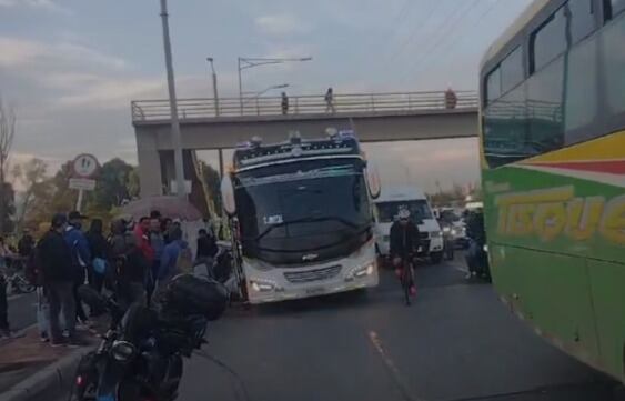 También se presenta retrasos en la movilidad por un automovil varado pero esta vez por un bus en la Autopista Norte - crédito @BogotaTransito / X