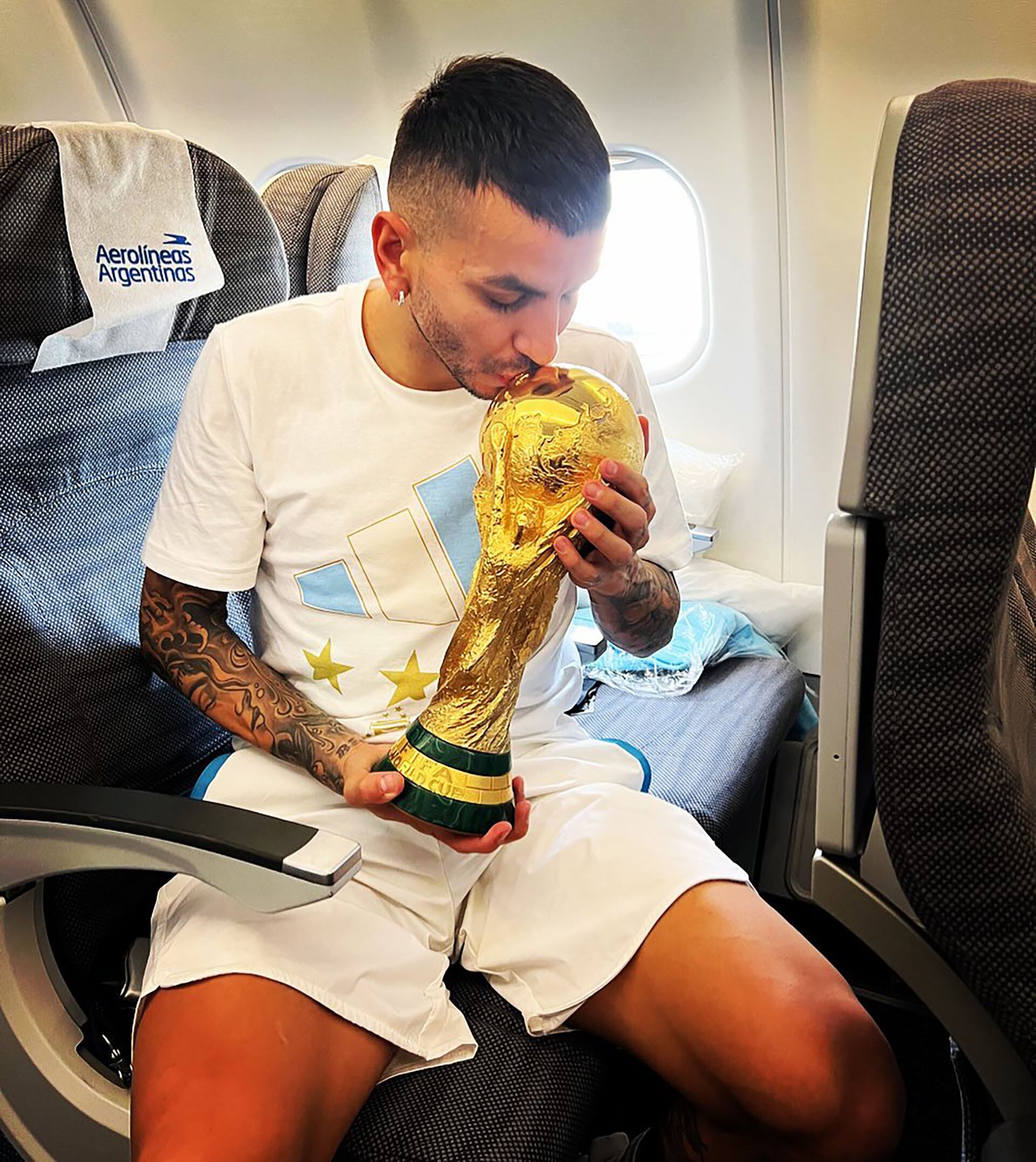 Angel correa con la copa del mundo