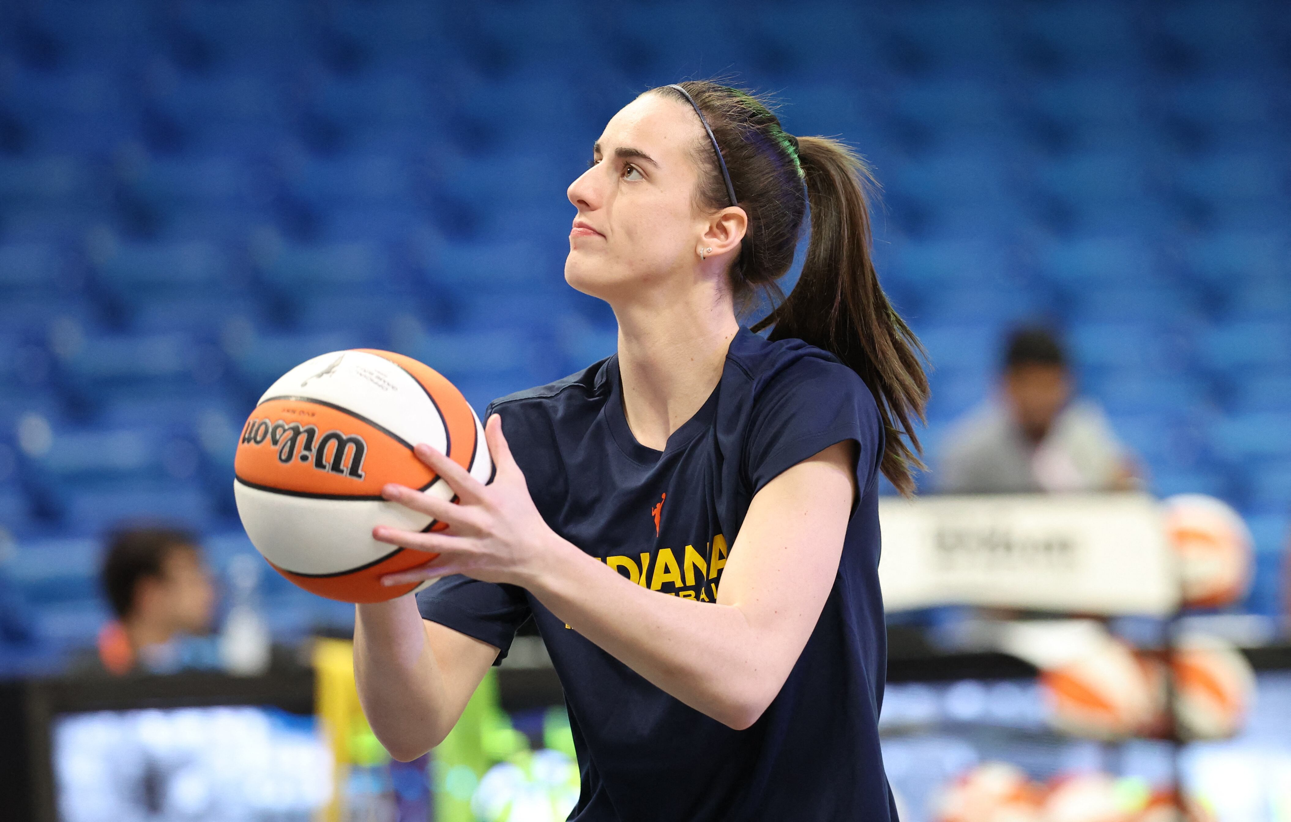 Clark durante una entrada en calor antes de un partido con Indiana Fever (Foto Kevin Jairaj-USA TODAY Sports)