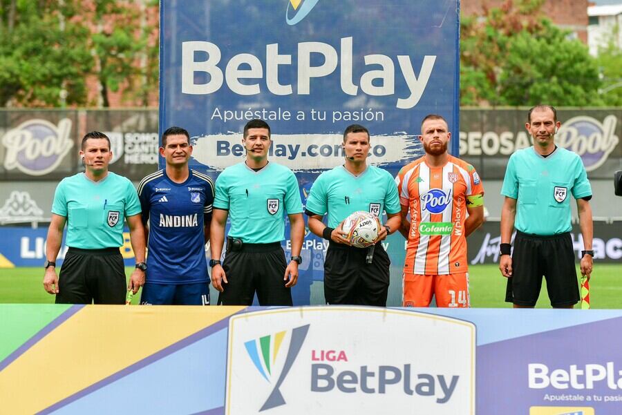 David Mackalister Silva y Felipe Jaramillo (quien jugó en Millonarios), en la foto posterior al sorteo de saque inicial y elección de lado para comenzar el partido-crédito David Jaramillo García/Colprensa