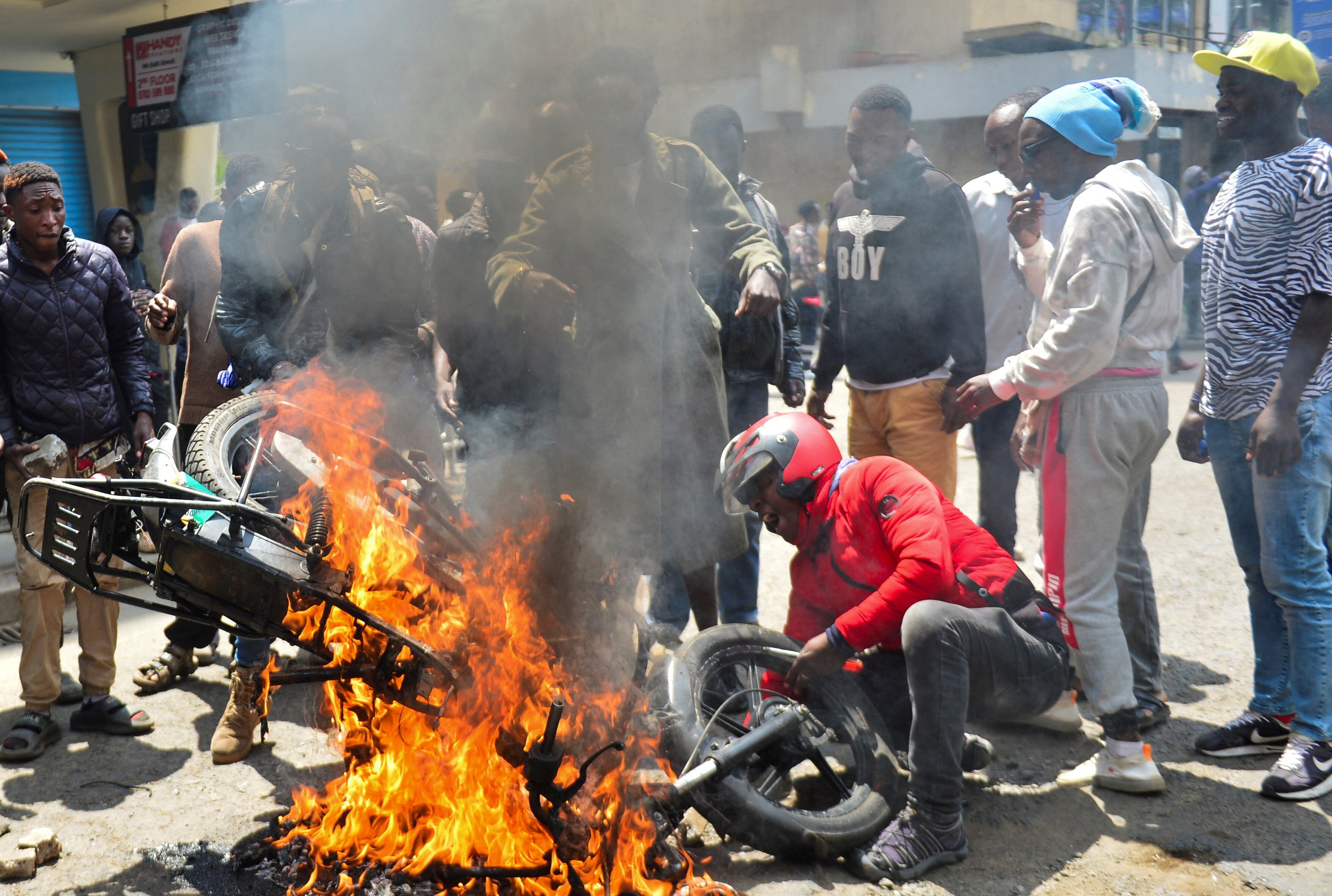 Manifestantes antigubernamentales se enfrentaron el martes en la capital de Kenia a un grupo progubernamental emergente, y cientos de personas atacaron y quemaron una motocicleta perteneciente a personas que expresaron su apoyo al presidente del país (REUTERS/John Muchucha)