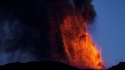 Explosiones de lava y una columna de humo de 5 kilómetros: las impactantes fotos de la nueva erupción del volcán Etna 