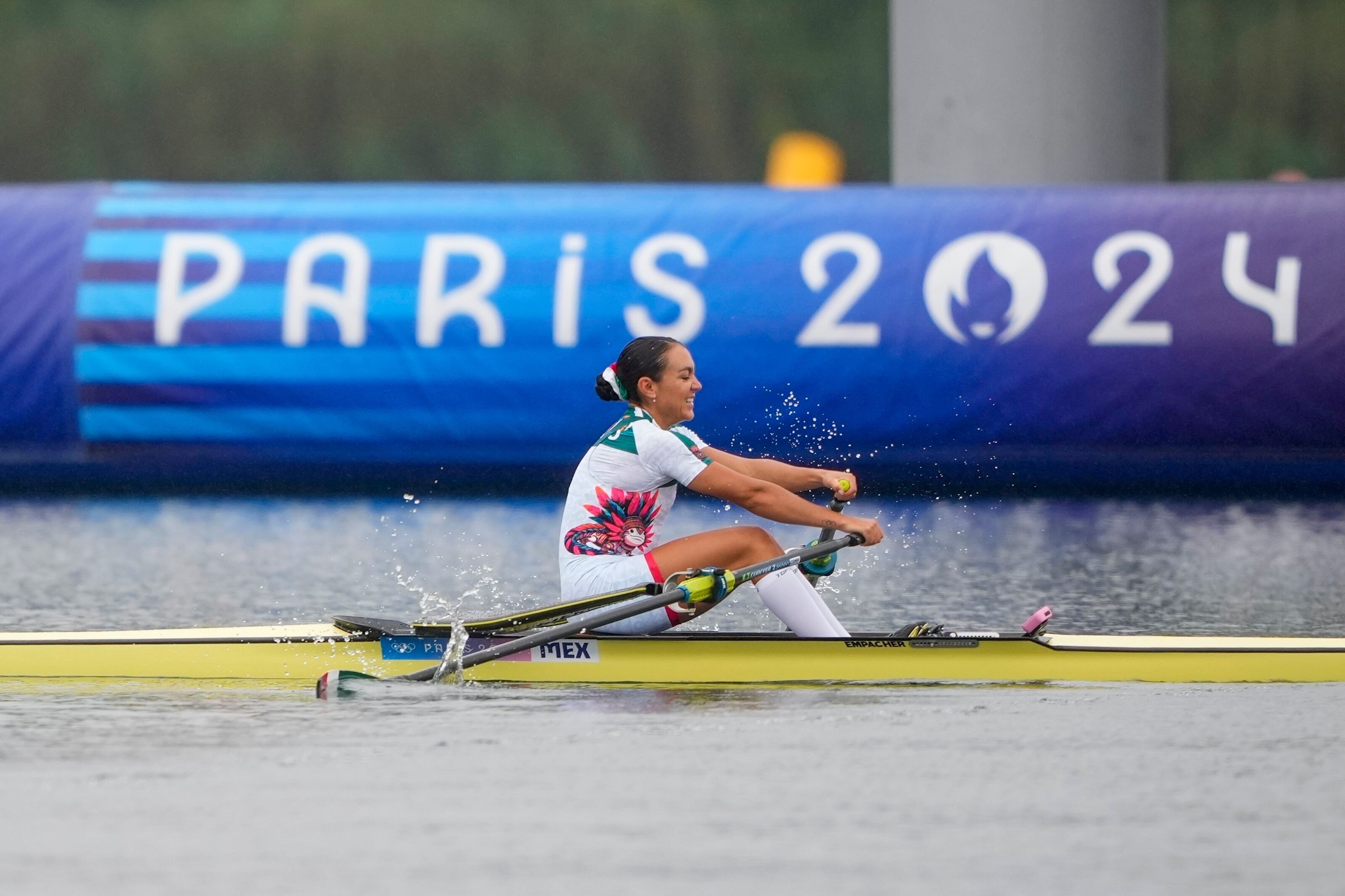 Kenia Lechuga Alanís, de México, compite en la prueba individual de remo en los Juegos Olímpicos de París 2024, el sábado 27 de julio de 2024, en Vaires-sur-Marne, Francia. (AP Foto/Lindsey Wasson)