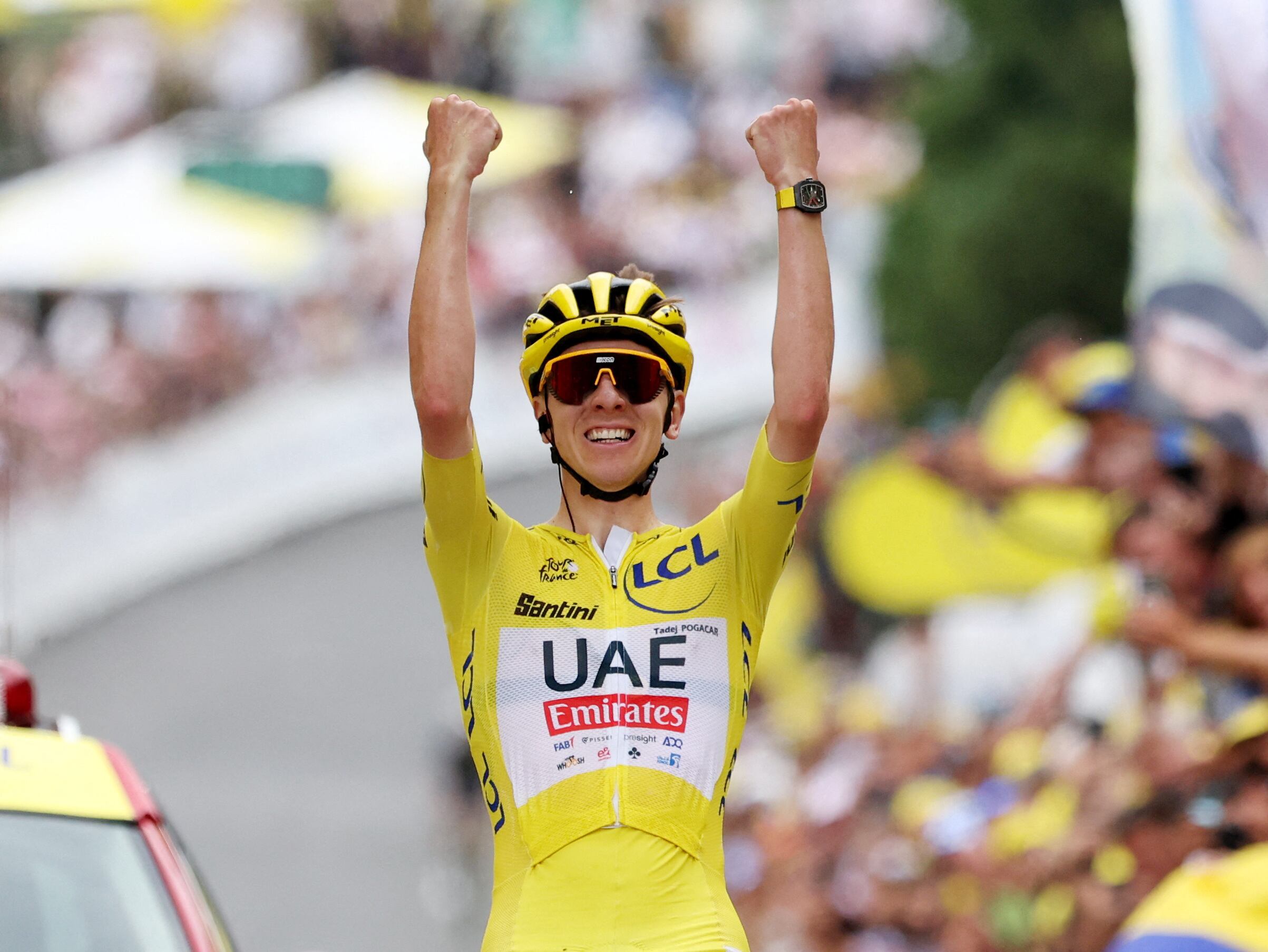 Tadej Pogacar celebrando la victoria de la etapa 19 del Tour de Francia 2024 - crédito Manon Cruz / REUTERS