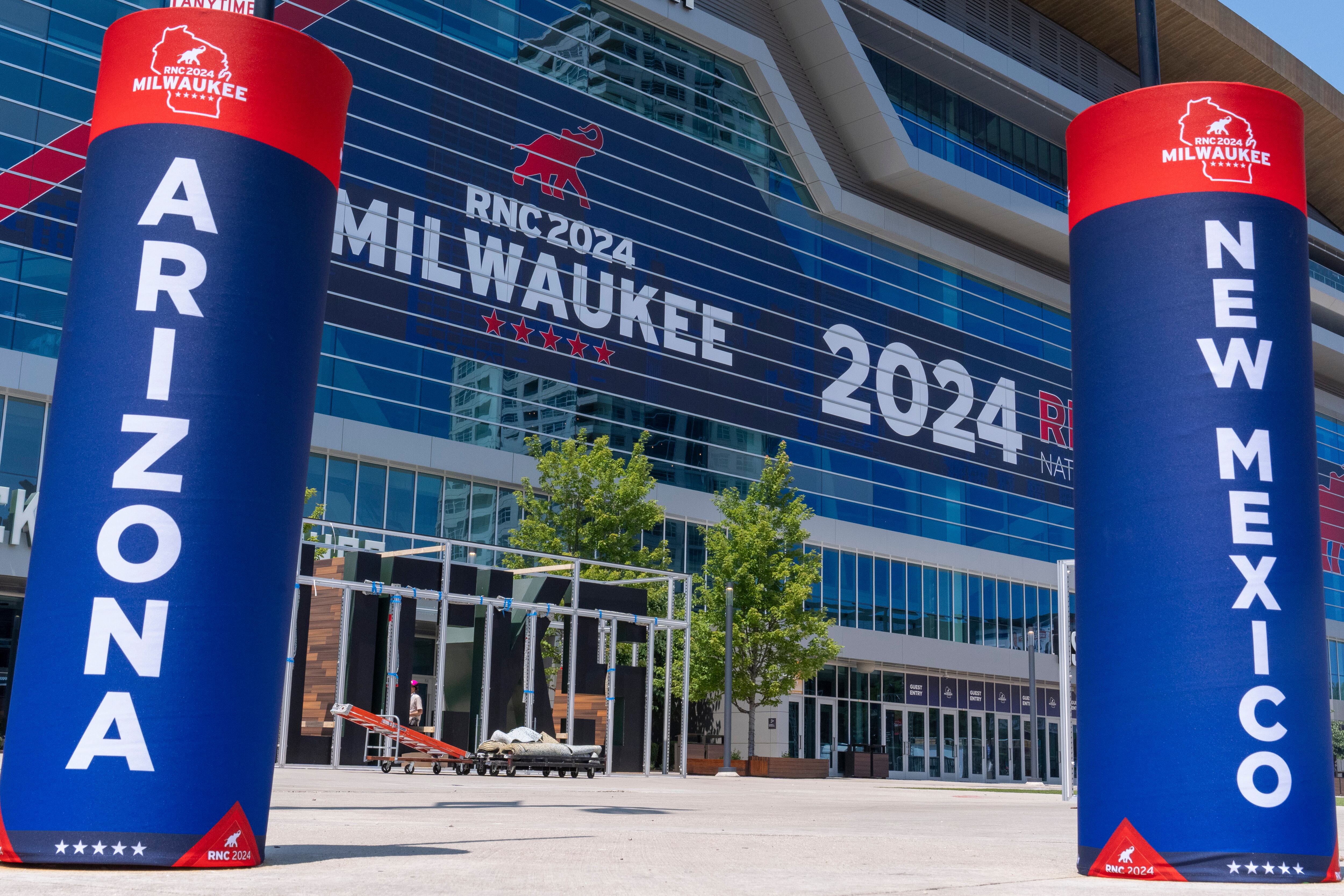 Personal realiza preparativos en los alrededores del Foro Fiserv previo a la Convención Nacional Republicana 2024, el viernes 12 de julio de 2024, en Milwaukee. (AP Foto/Alex Brandon)