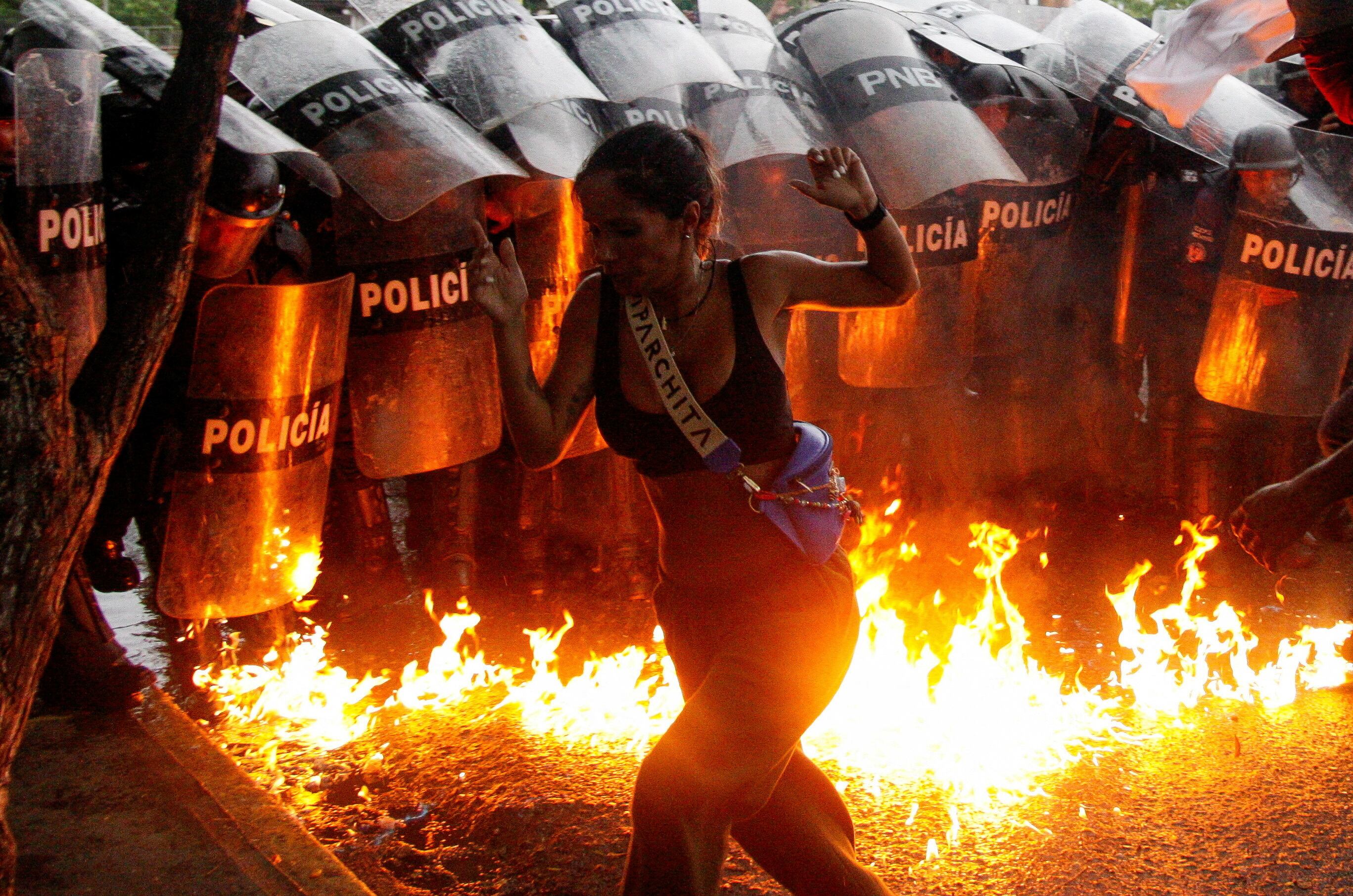 Imagen de las protestas en Venezuela tras el fraude electoral del régimen de Maduro en las elecciones (REUTERS/Samir Aponte)