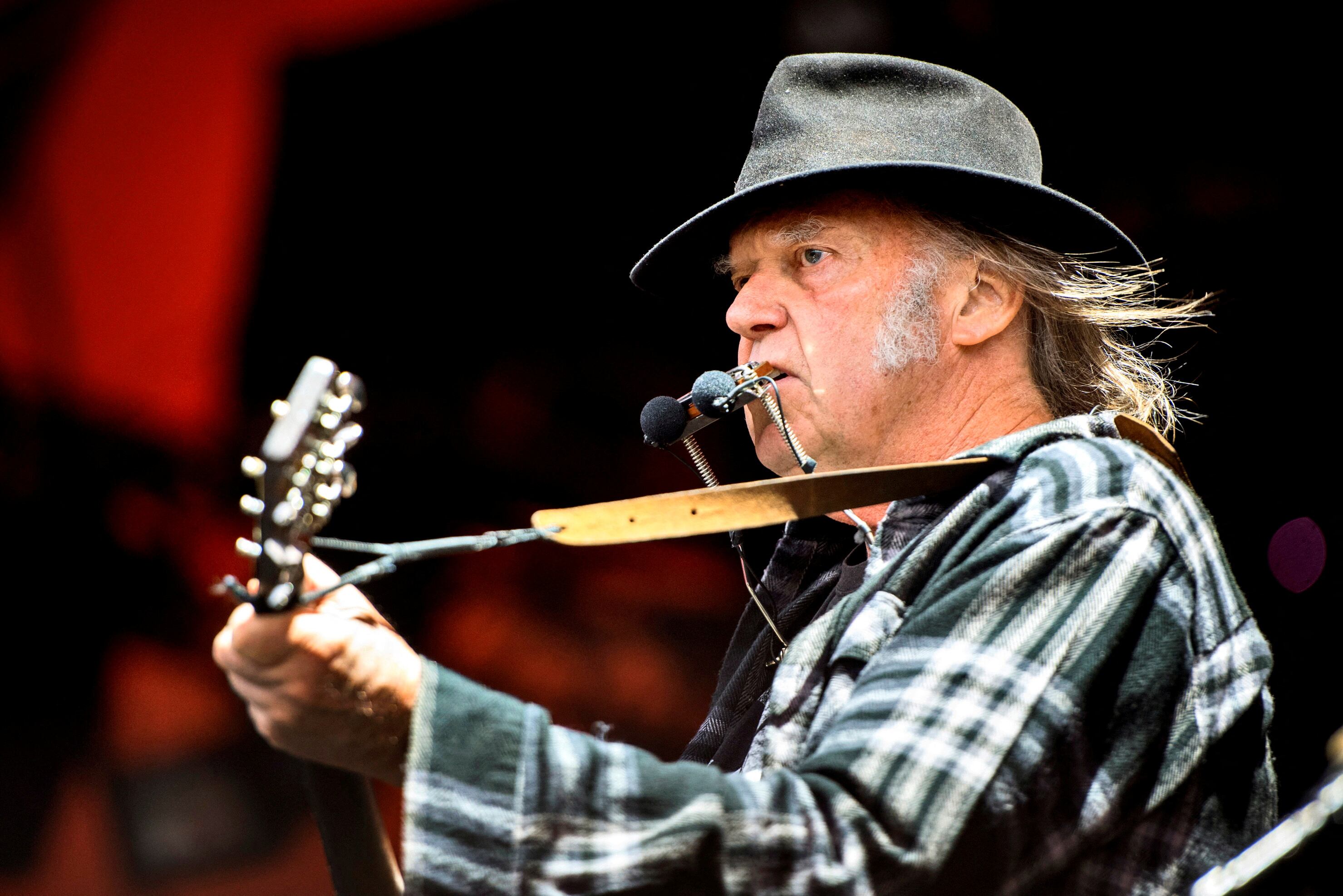 Neil Young, de 78 años, ha anunciado la cancelación del "Love Earth Tour" de Crazy Horse debido a problemas de salud dentro de la banda. (Créditos: Scanpix Denmark/Nils Meilvang/via REUTERS)