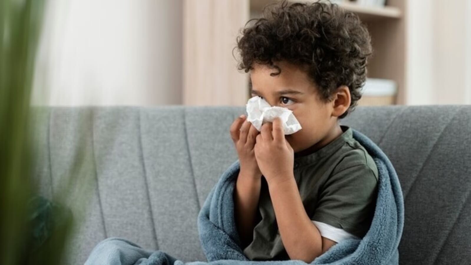 Niño limpiando sus mocos con papel higiénico - Rinitis alérgica (Hindustan Times)