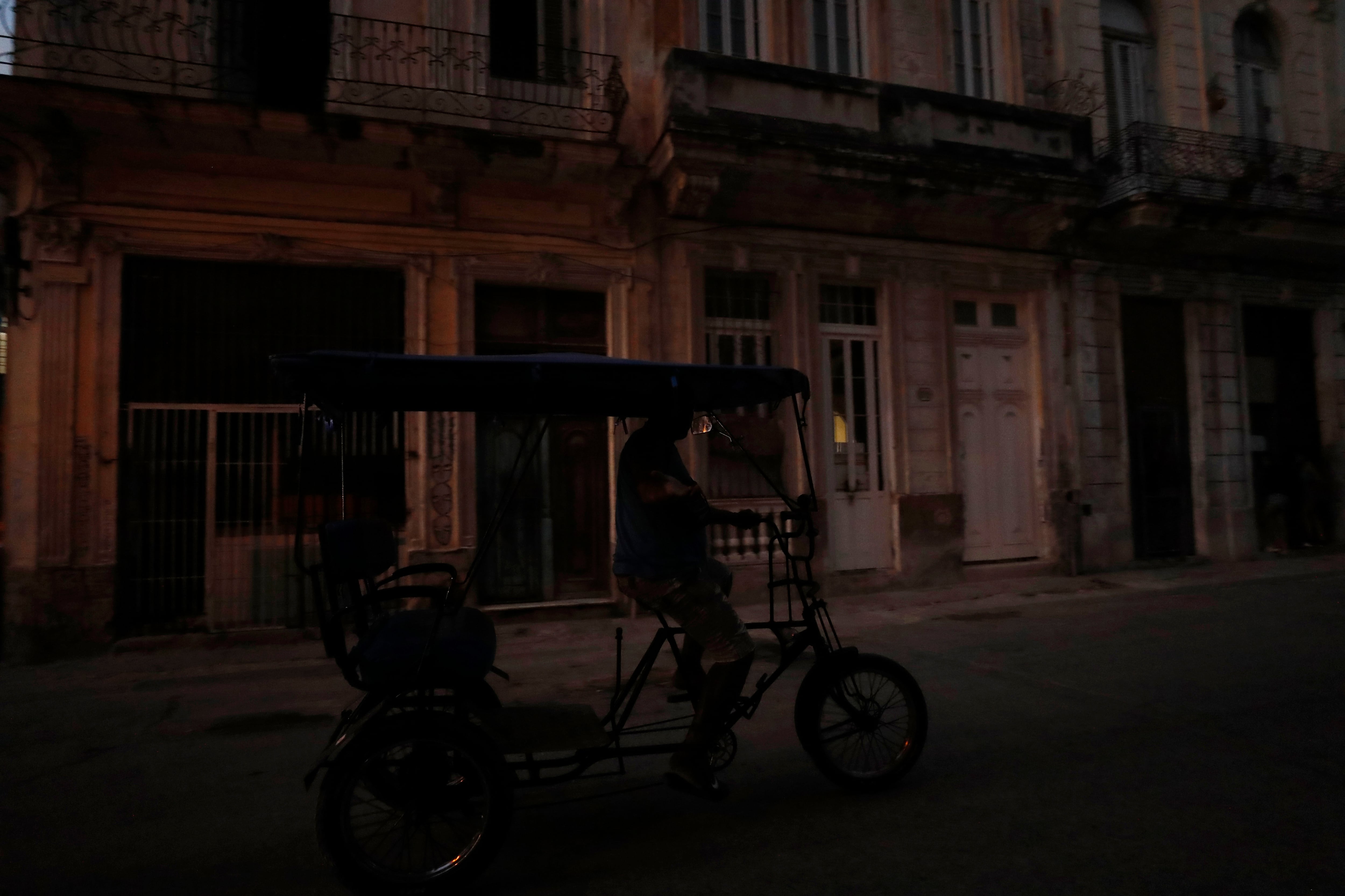 Un bicitaxi transita por una calle oscura debido a un apagón, en La Habana, Cuba (EFE/Yander Zamora/Archivo)