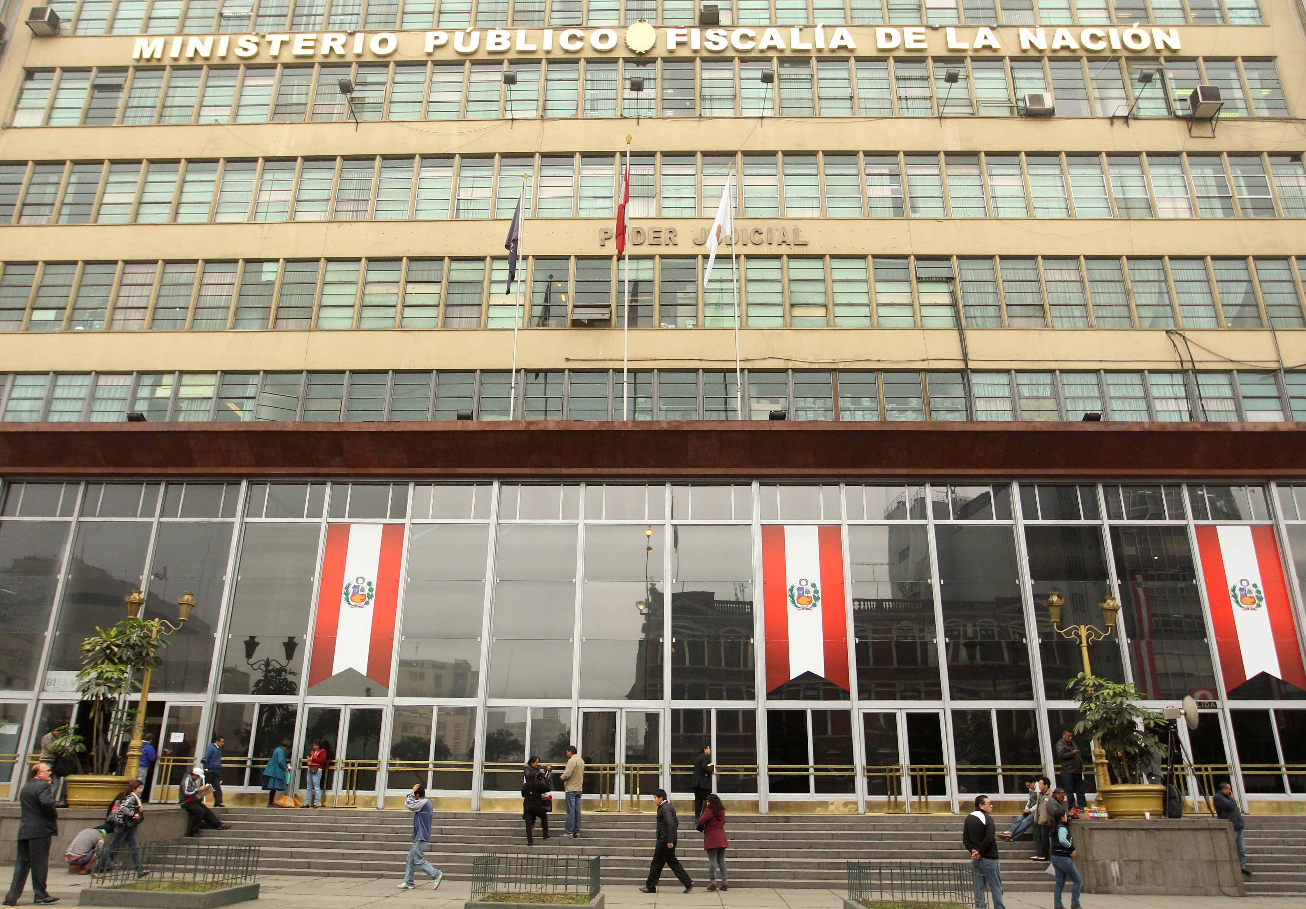 Fotografía de archivo en la que se registró el frontispicio de la sede principal de la Fiscalía de Perú, en Lima (Perú). EFE/Paolo Aguilar
