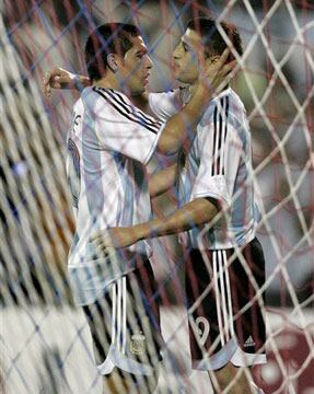 El abrazo de Riquelme y Crespo en la Selección