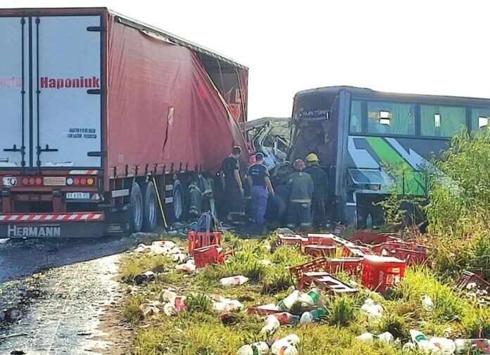 Choque en Formosa entre un camión y un colectivo