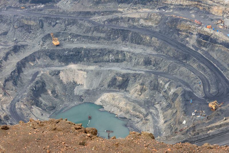 La disputa surgió por cambios en las reglas de regalías aplicadas a la mina Cerro Matoso, lo que llevó a un pago menor que el reclamado por la minera australiana - crédito Tatyana Makeyeva/Reuters/Imagen de referencia