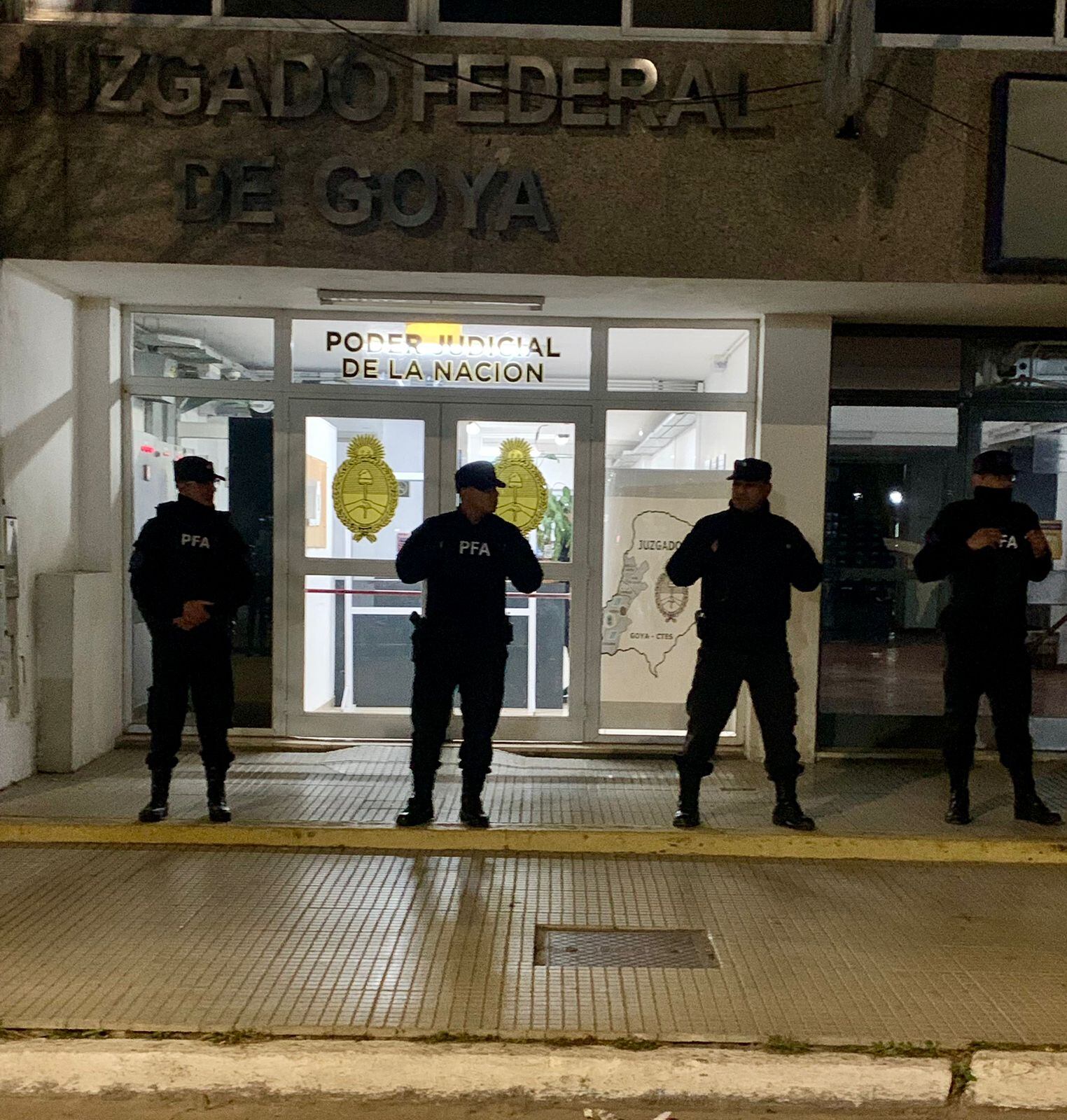 Agentes federales custodian el Juzgado de Goya mientras marchan por Loan y a la espera del traslado de Laudelina