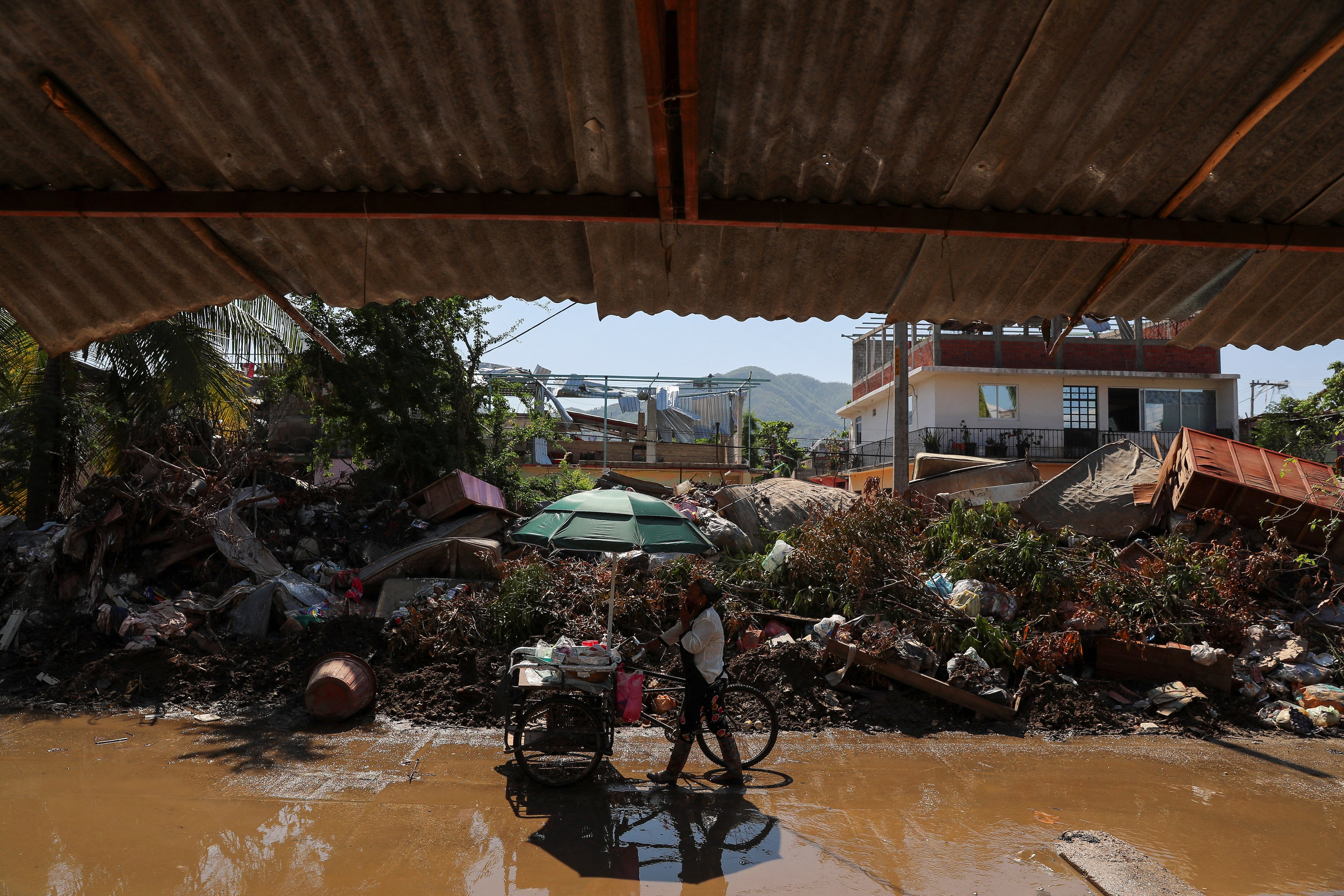 El Huracán Otis avanzó muy rápido y no recogió tanta agua, pero sus vientos fueron devastadores. (REUTERS/Raquel Cunha)