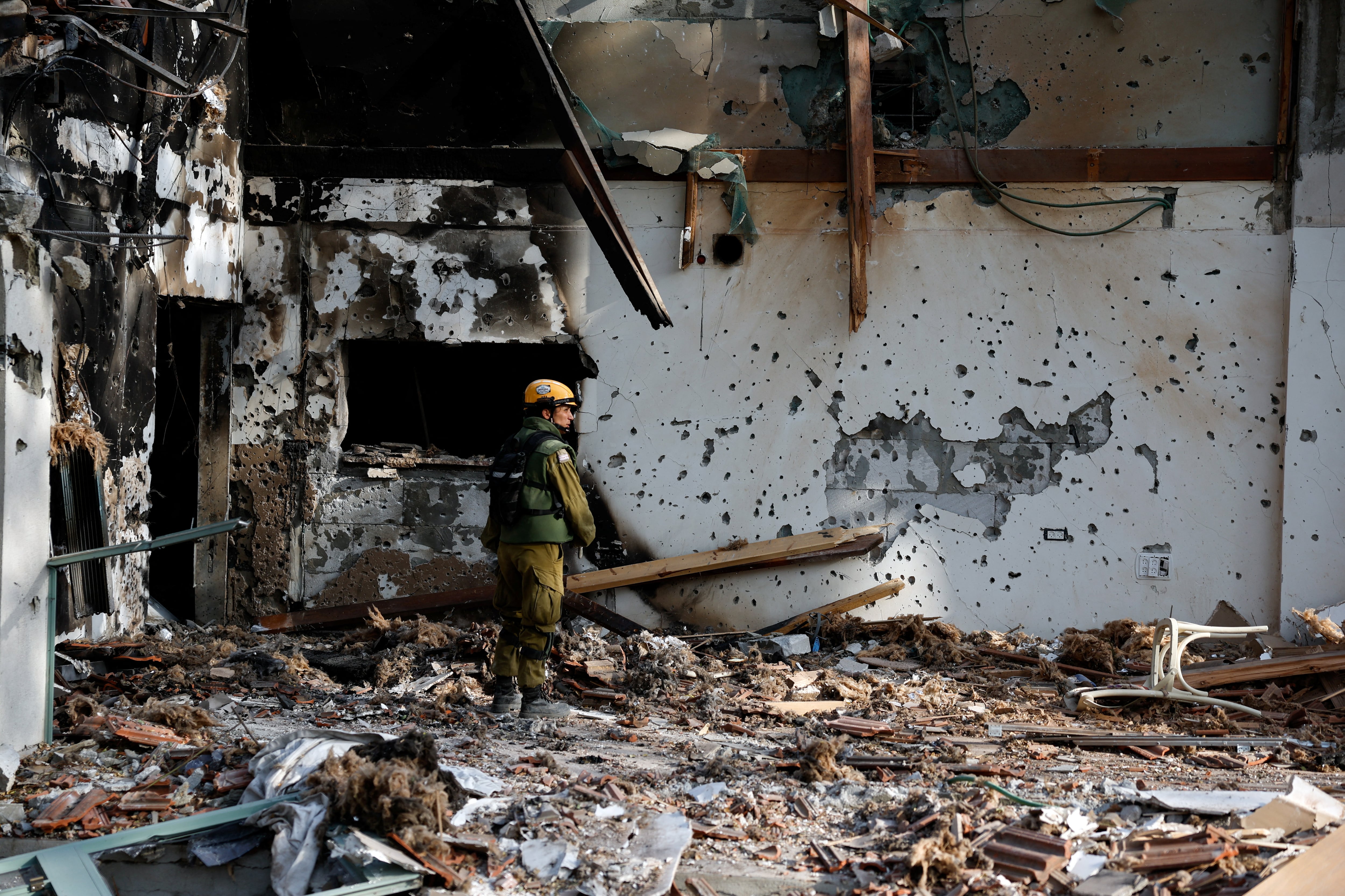 Un representante de búsqueda y rescate del Mando del Frente Interior del ejército israelí inspecciona los restos de una vivienda destruido en el ataque en el kibutz Beeri, en el sur de Israel, el 22 de octubre de 2023 (REUTERS/Amir Cohen)