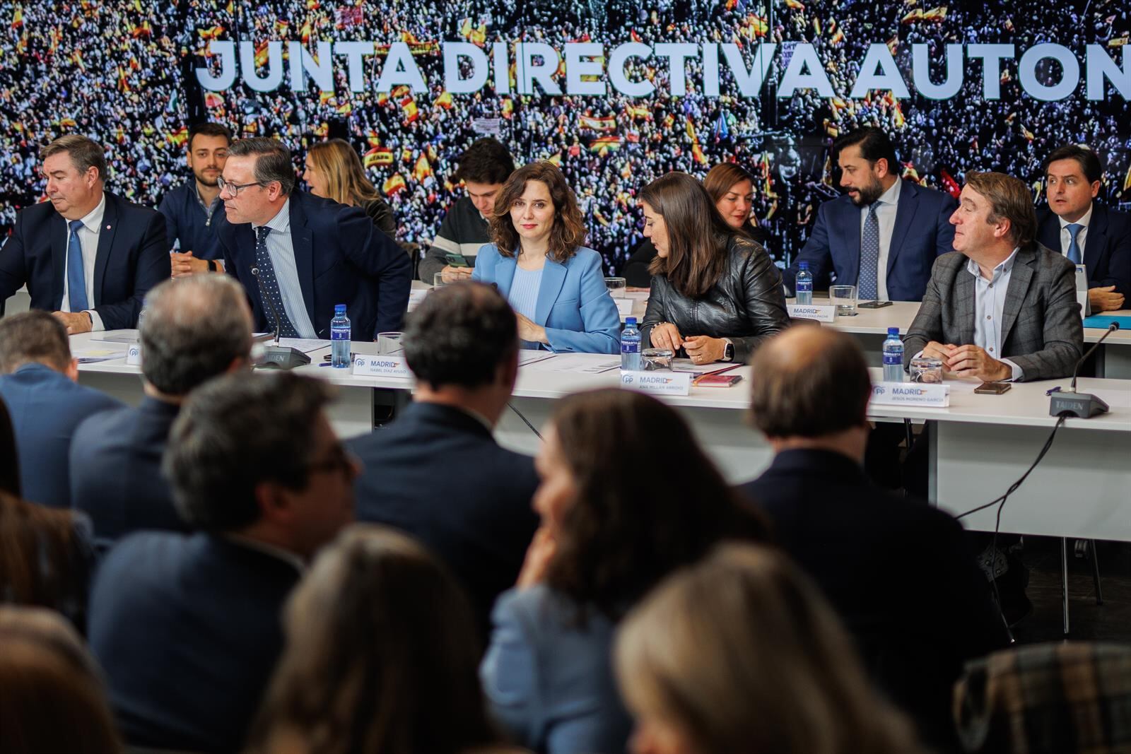 El viceconsejero de Presidencia y Administración Local de la Comunidad de Madrid, José Antonio Sánchez, el secretario general del PP de Madrid, Alfonso Serrano, la presidenta de la Comunidad de Madrid y presidenta del PP de Madrid, Isabel Díaz Ayuso, la responsable de Organización regional, Ana Millán, y el alcalde de Tres Cantos y presidente del PP de Tres Cantos, Jesús Moreno, durante el Comité Ejecutivo Autonómico y la Junta Directiva del PP de Madrid, en la sede de Génova, a 27 de noviembre de 2023, en Madrid (España). (Alejandro Martínez Vélez - Europa Press)
