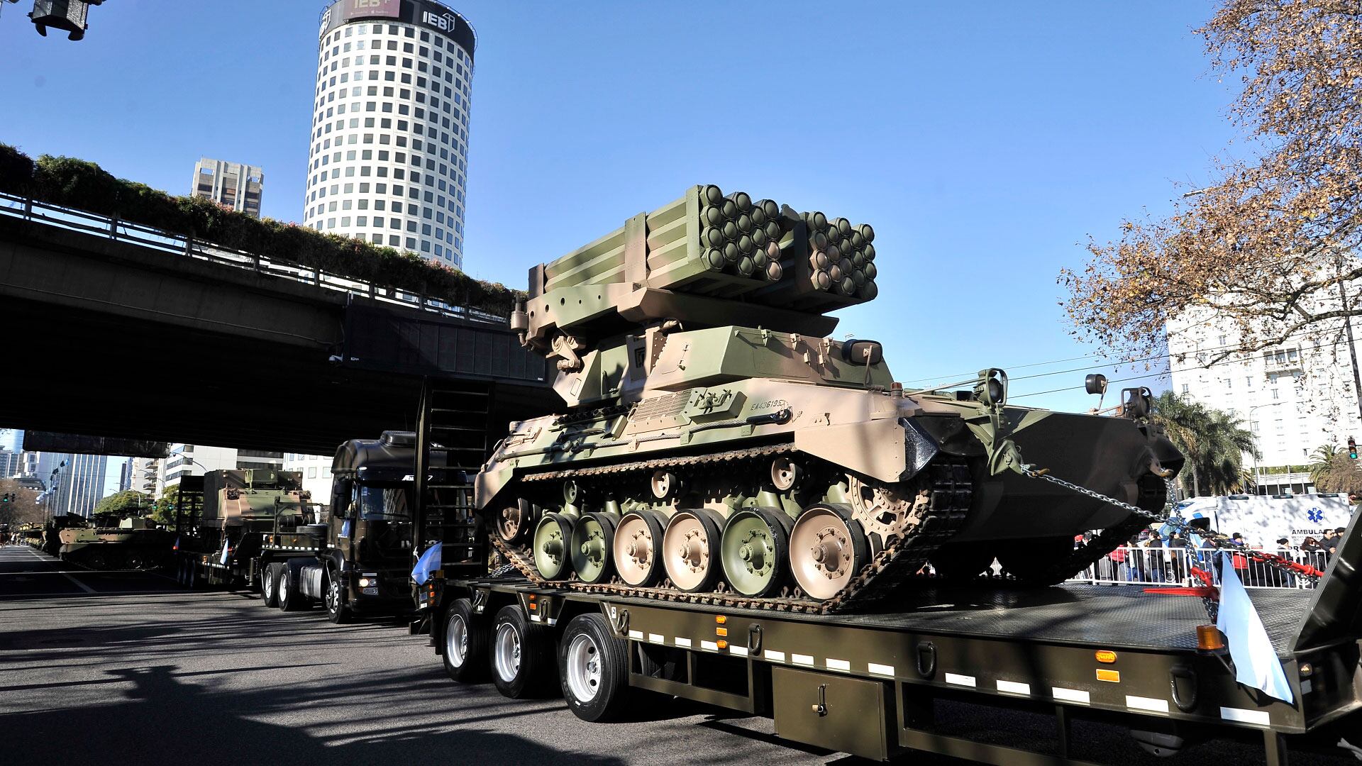 Desfile militar por el 9 de Julio