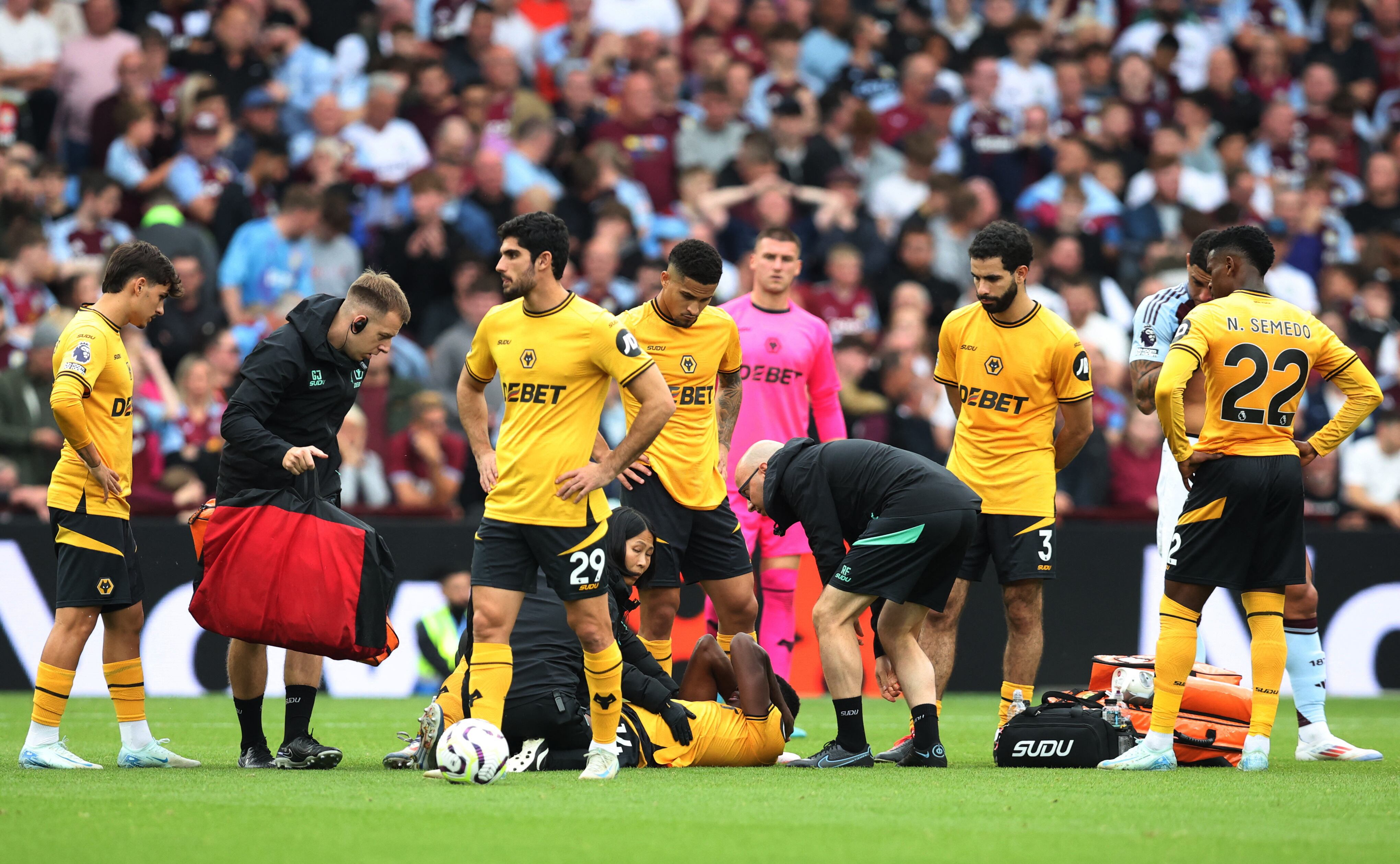 Yerson Mosquera al momento de lesionarse en el partido ante Aston Villa el 21 de septiembre de 2024  - crédito Chris Radburn / REUTERS