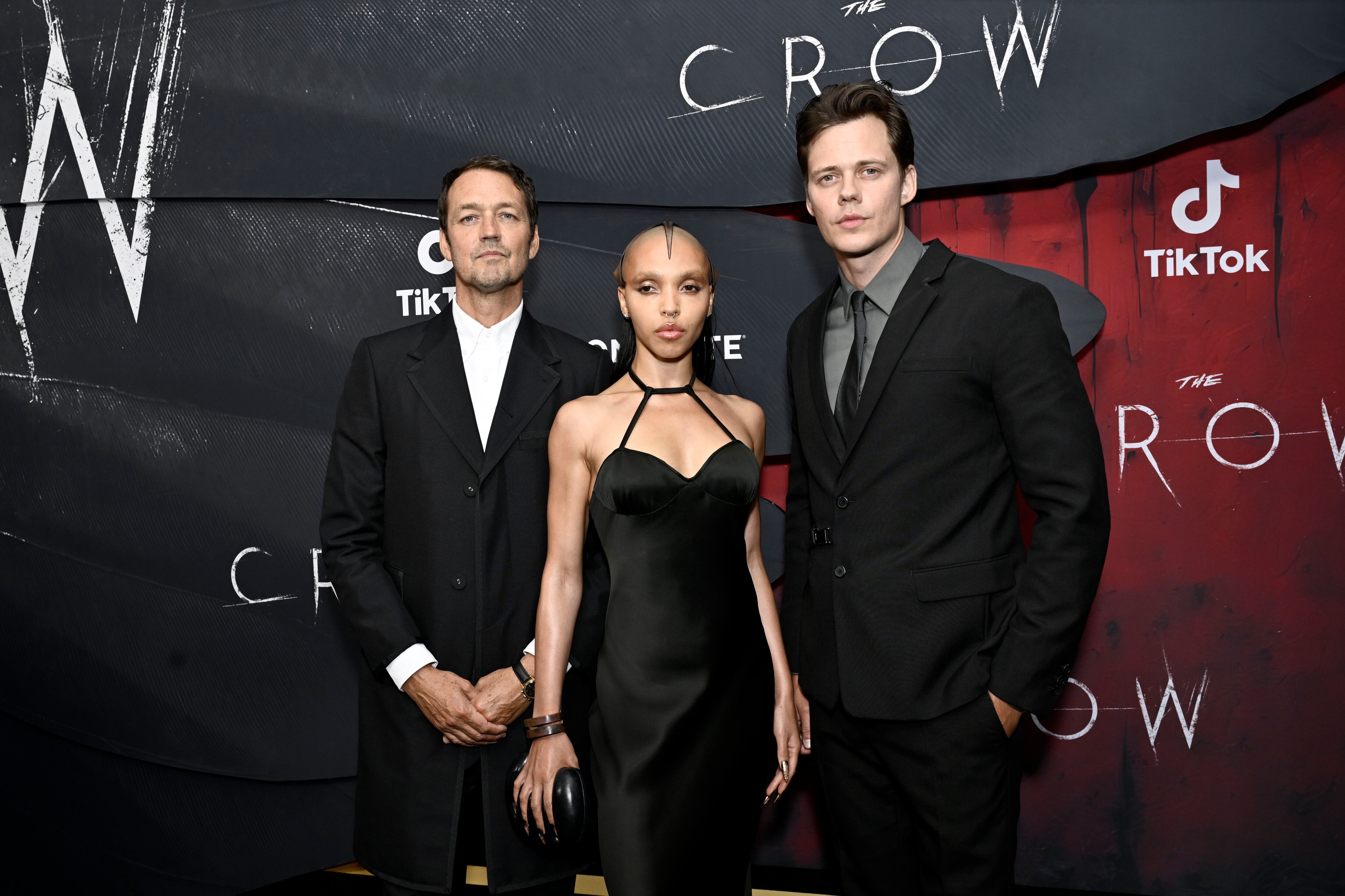 Rupert Sanders, FKA Twigs y Bill Skarsgard asisten al estreno mundial de 'El cuervo'. (Photo by Evan Agostini/Invision/AP)