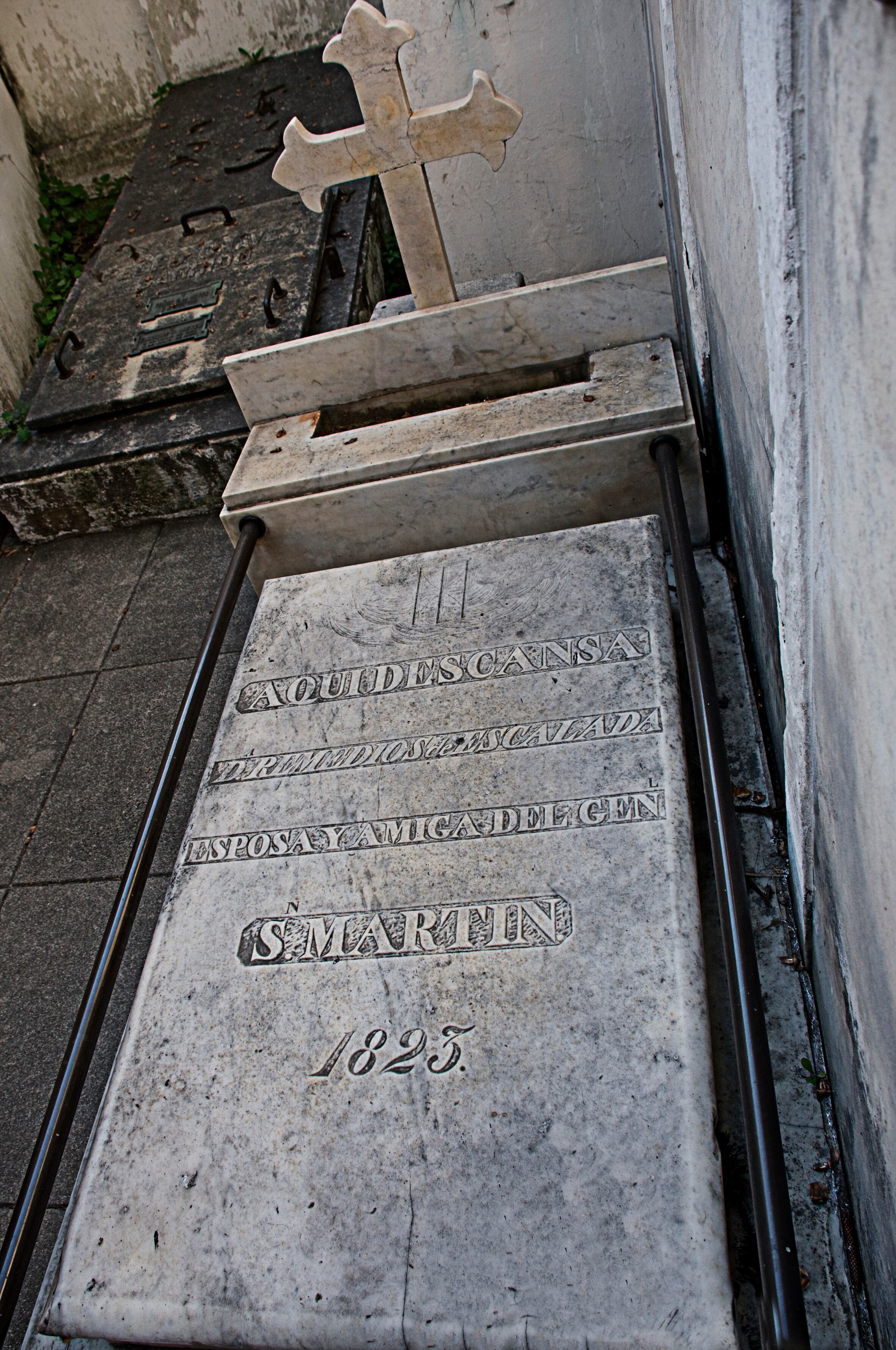 Antes de partir a Europa, San Martín encargó una lápida para la tumba de su esposa en el cementerio de la Recoleta