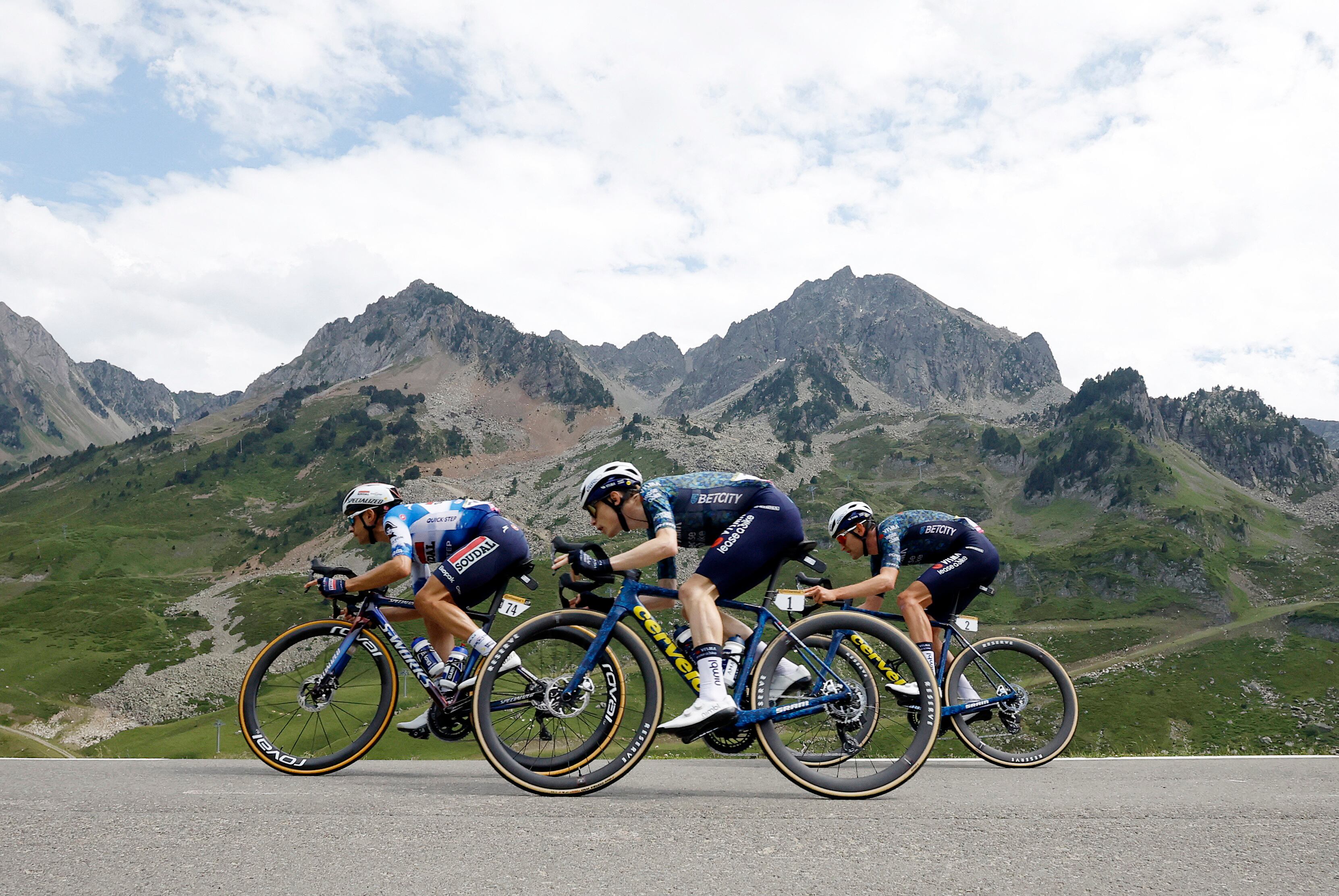 Jonas Vingegaard disputando la etapa 14 del Tour de Francia - crédito Stephane Mahe/ REUTERS