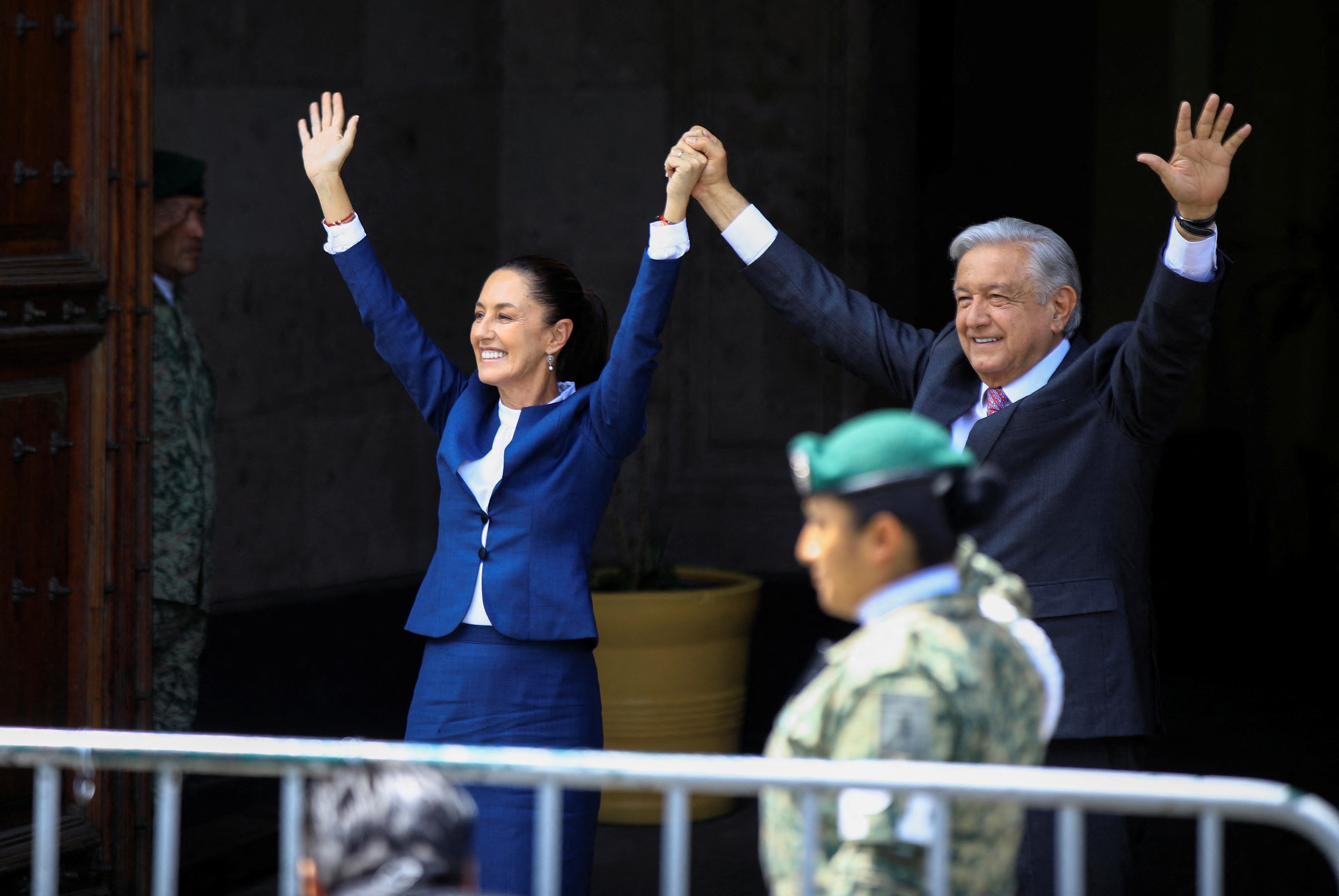 AMLO salió a recibir a Claudia Sheinbaum en Palacio Nacional (REUTERS/Raquel Cunha)