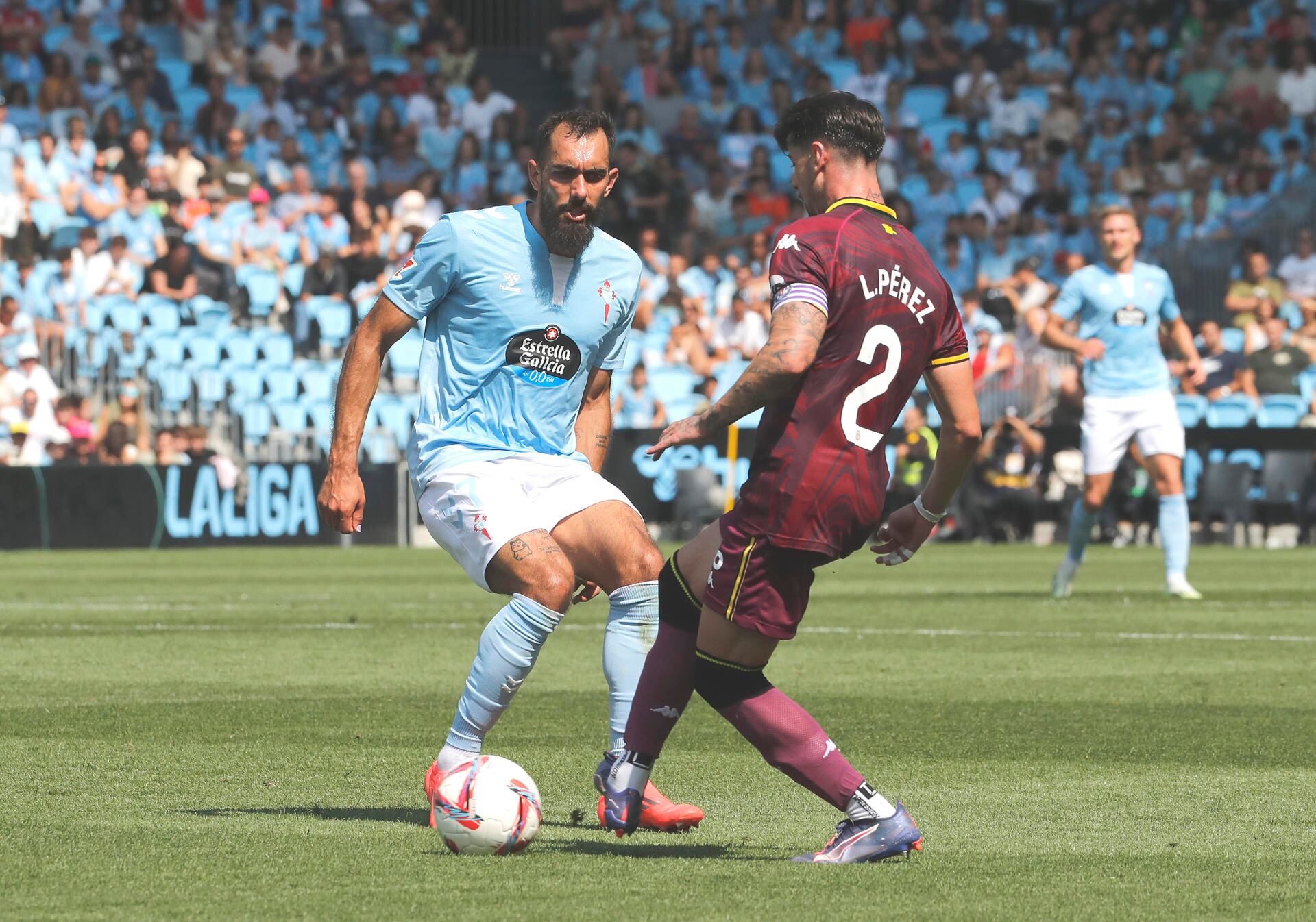 El jugador del Celta de Vigo, Borja Iglesias, y Luis Pérez, del Valladolid, durante su partido de LaLiga (EFE / Salvador Sas)