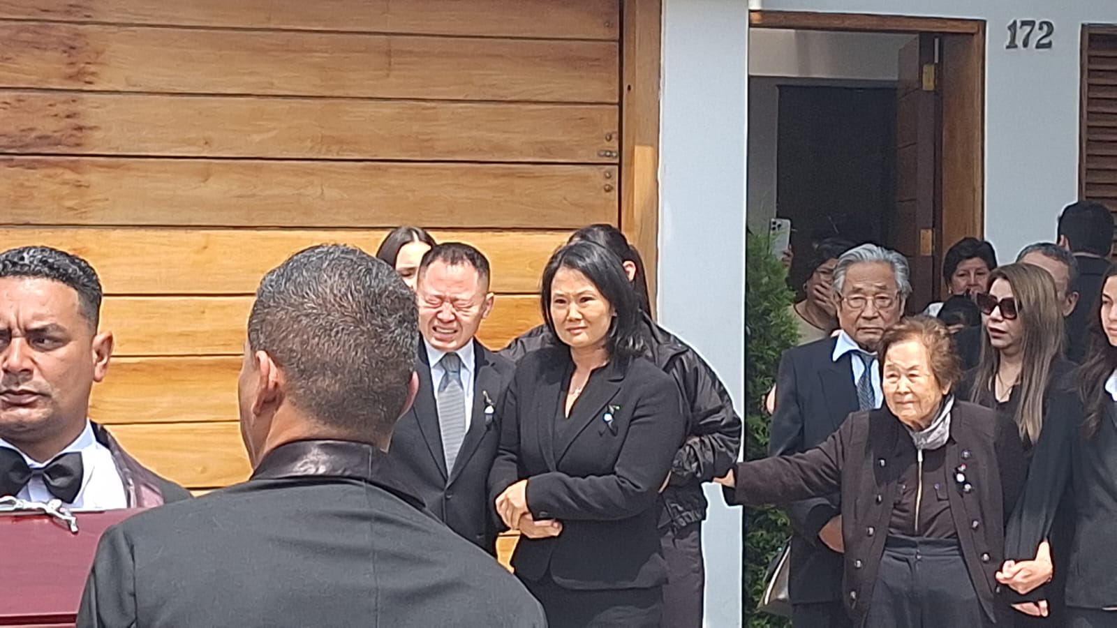 Kenji, Keiko Fujimori y familiares al borde de las lágrimas en la salida del cortejo fúnebre de Alberto Fujimori | Infobae Perú / Renato Silva