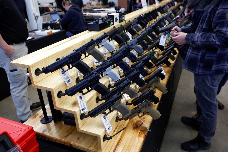 Clientes compran pistolas en el Des Moines Fairgrounds Gun Show en el Iowa State Fairgrounds, en Des Moines, Iowa, EEUU. REUTERS/Jonathan Ernst.