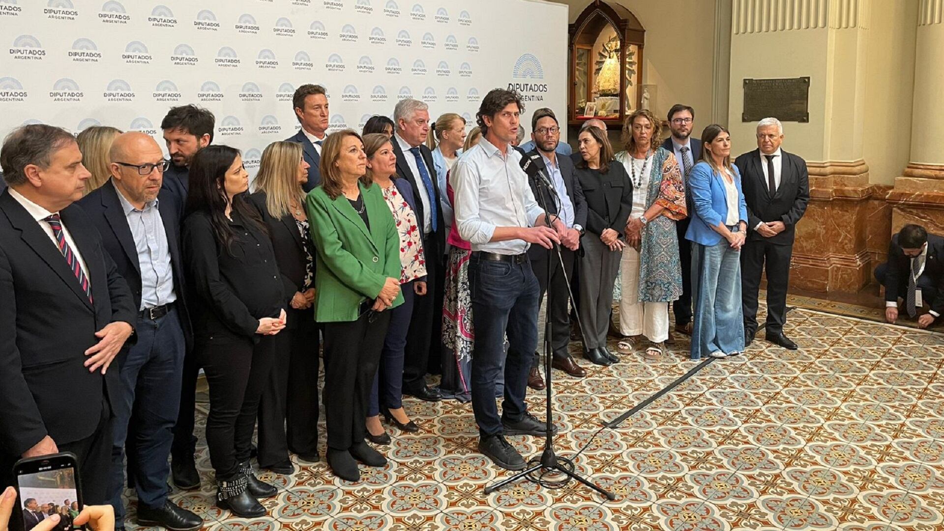 Diputados y senadores de sectores dialoguistas convocaron a participar de la marcha universitaria