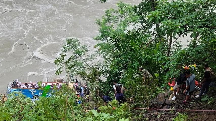 El cuerpo sin vida fue rescatado para adelantar las respectivas inspecciones - crédito NEPALI ARMY/EFE