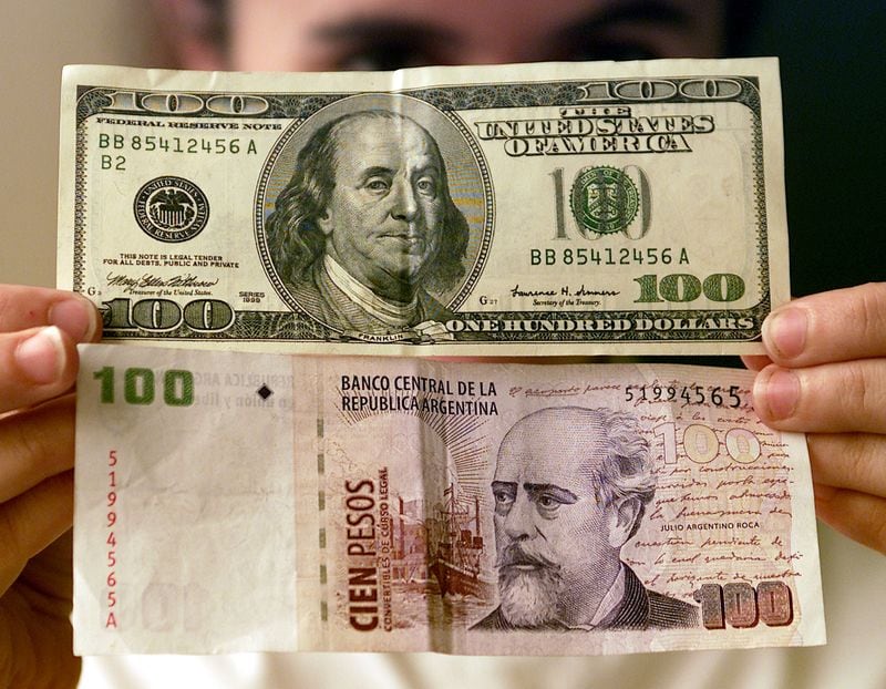 Un billete de $100 equivale hoy a solo diez centavos de dólar. Reuters