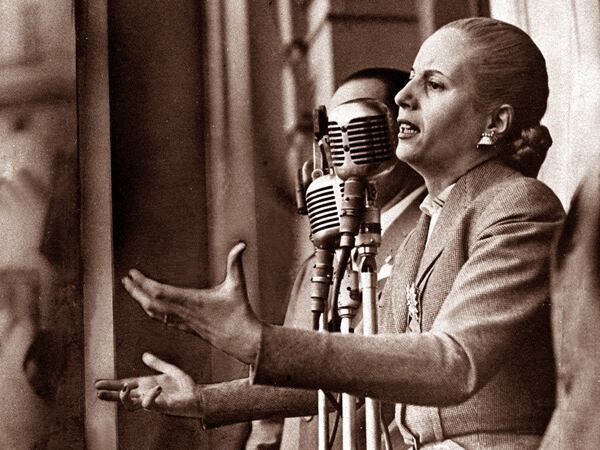  En 1949 habían aparecido los primeros síntomas de la enfermedad. Sin embargo, Eva Perón continuó con su ritmo de trabajo habitual