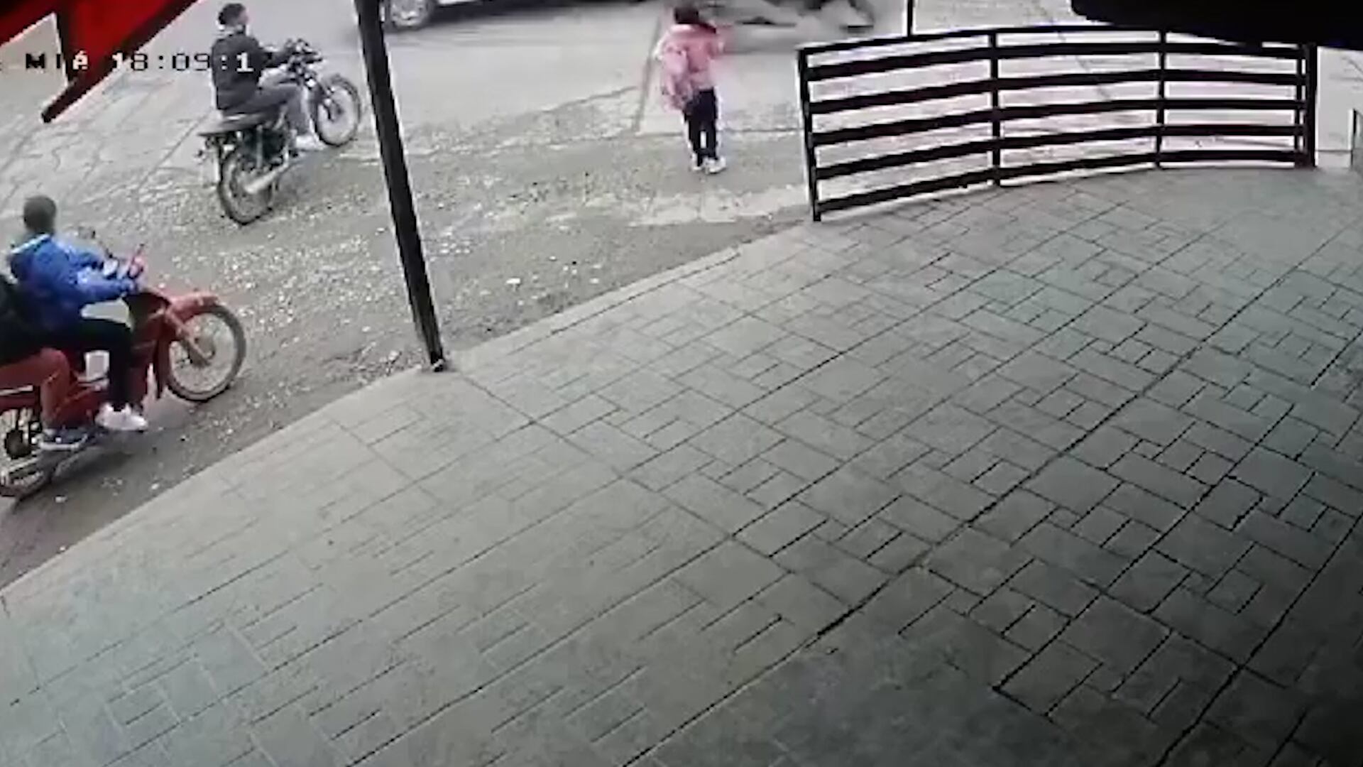 Imagen impactante: una cámara grabó el momento en el que una moto atropelló a una niña en Tucumán