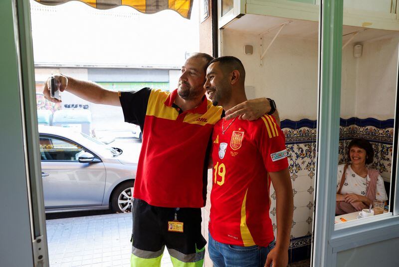 Mounir Nasraoui, padre del futbolista Lamine Yamal, posa para un selfi en el bar El Cordobés del barrio de Rocafonda en Mataró, al norte de Barcelona, Cataluña, España. 11 de julio de 2024. REUTERS/Albert Gea