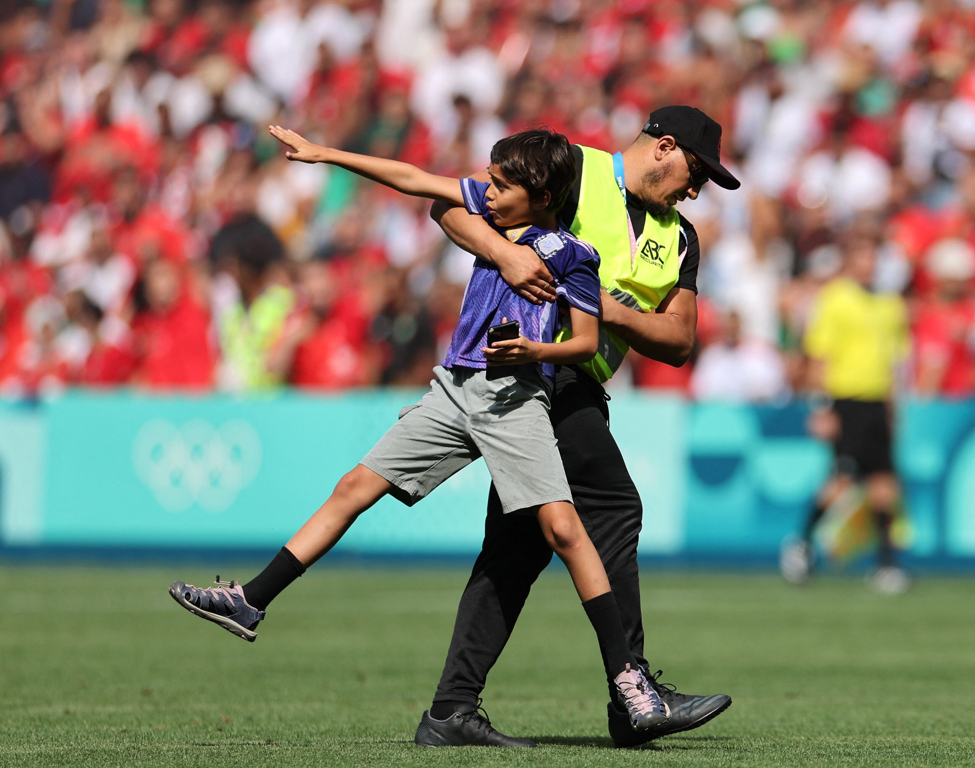 Un niño con la camiseta de la selección argentina invadió el campo de juego en Saint-Éttiene para sacarse una foto con Julián Álvarez (REUTERS/Thaier Al-Sudani)