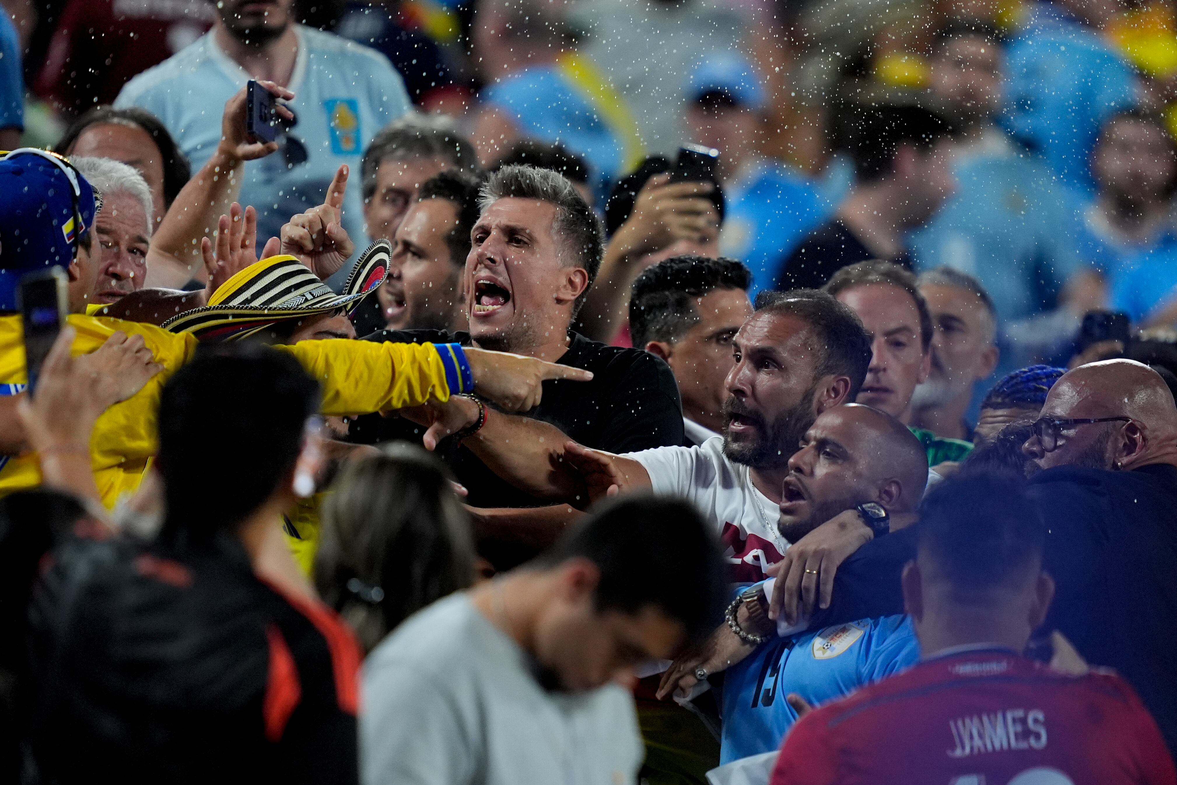 Los jugadores de Uruguay increpan a aficionados al término de la semifinal contra Colombia en la Copa América, el miércoles 10 de julio de 2024, en Charlotte - crédito Julia Nikhinson / AP