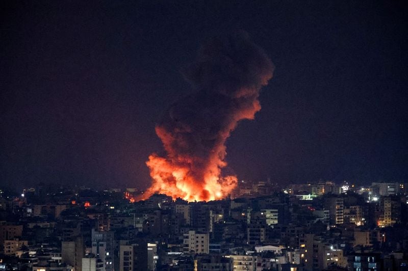 Humo y llamas se elevan sobre los suburbios del sur de Beirut tras un ataque israelí (REUTERS/Amr Abdallah Dalsh)