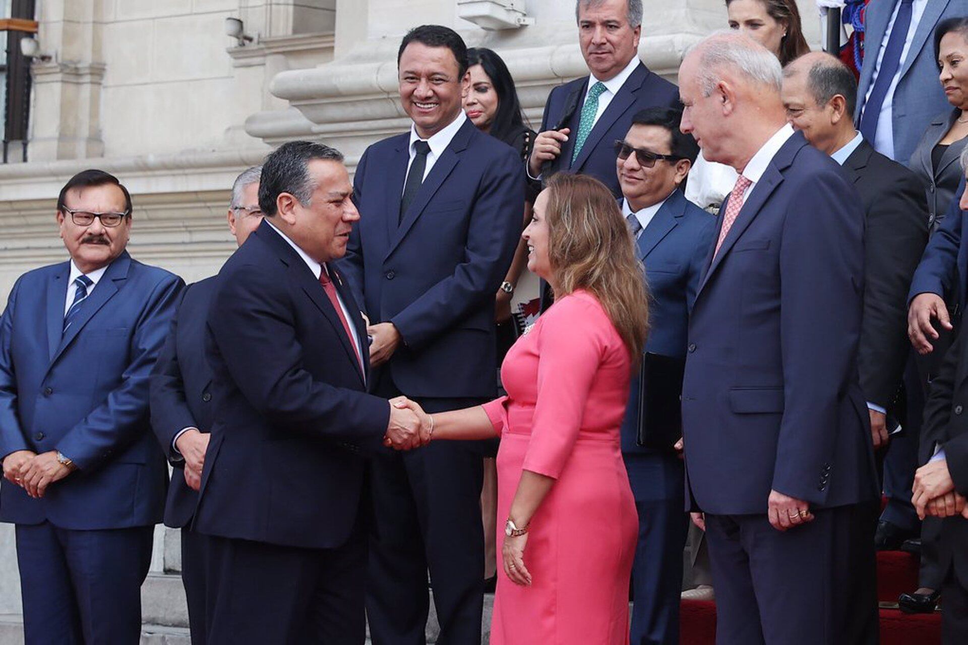 03/04/2024 La presidenta de Perú, Dina Boluarte, acompaña a los ministros a la presentación del gabinete ministerial ante el Congreso andino.
El Congreso de Perú ha aprobado este miércoles el nuevo gabinete, liderado por Gustavo Adrianzén, del Gobierno de Dina Boluarte, renovado hace apenas dos días en plena crisis por el 'caso Rolex', que investiga un posible delito de enriquecimiento ilícito por la adquisición de relojes de lujo por parte de la mandataria.
POLITICA INTERNACIONAL
PRESIDENCIA DE PERÚ
