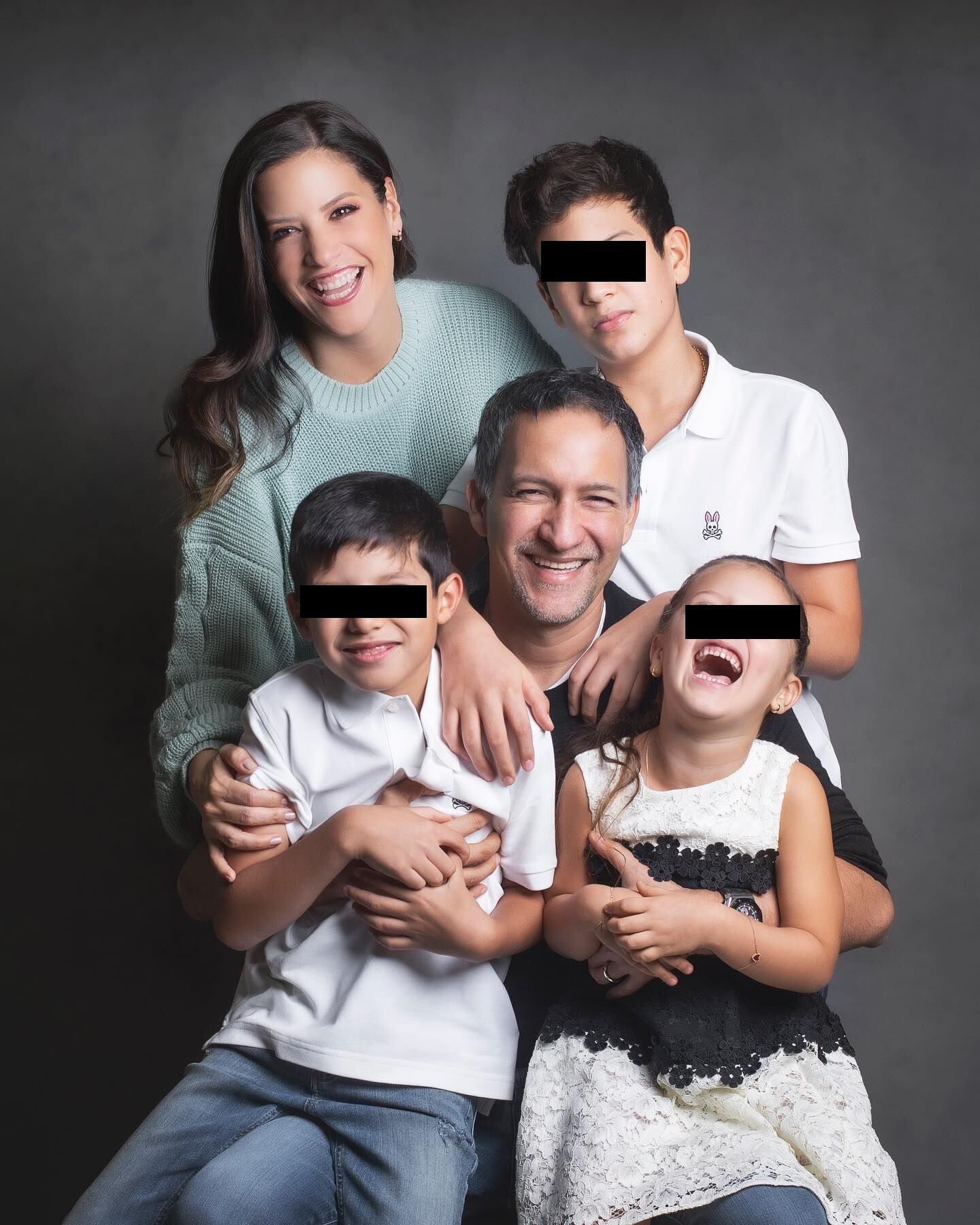 Familia de María Pía Copello, conformada por su esposo y tres hijos. Facebook/Maria Pia Copello