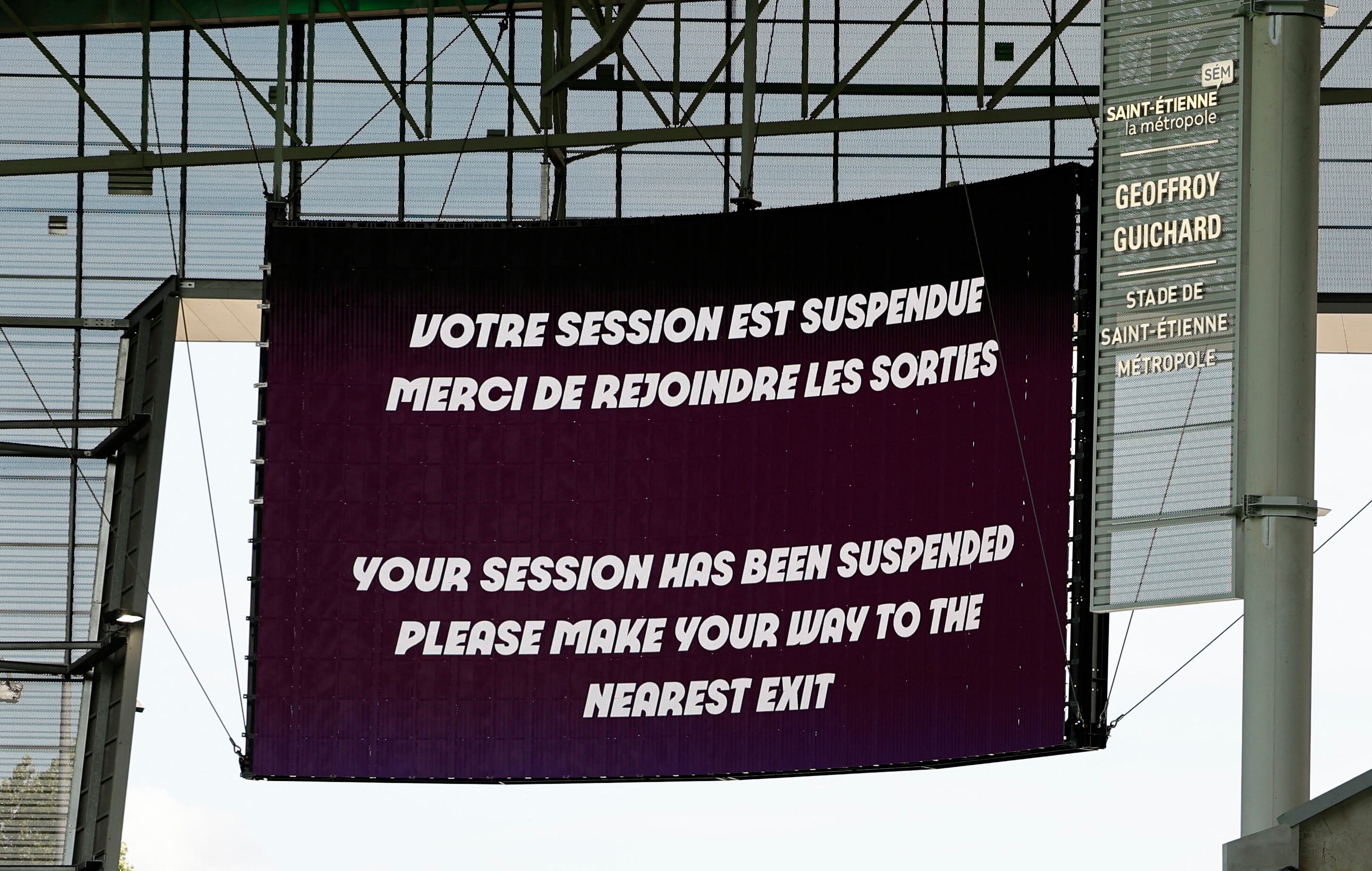 "Su sesión ha sido suspendida. Por favor busque el camino hacia su salida más cercana": el cartel en las pantallas del estadio para pedirles a los hinchas que se retiraran (REUTERS/Thaier Al-Sudani)