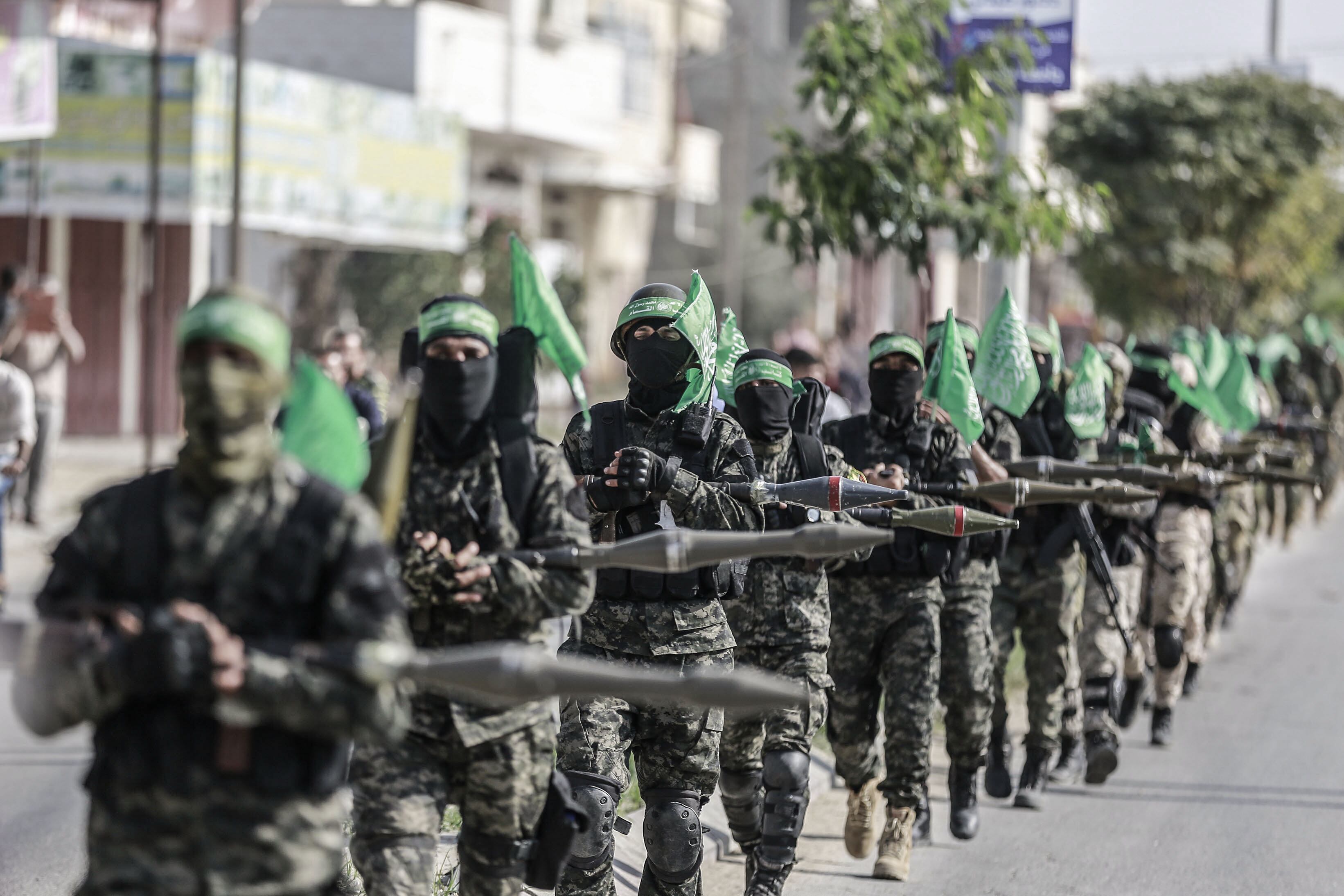 Miembros de las Brigadas Qassam, el brazo armado de Hamas, durante un desfile en la Franja de Gaza (Mohammed Talatene/dpa)
