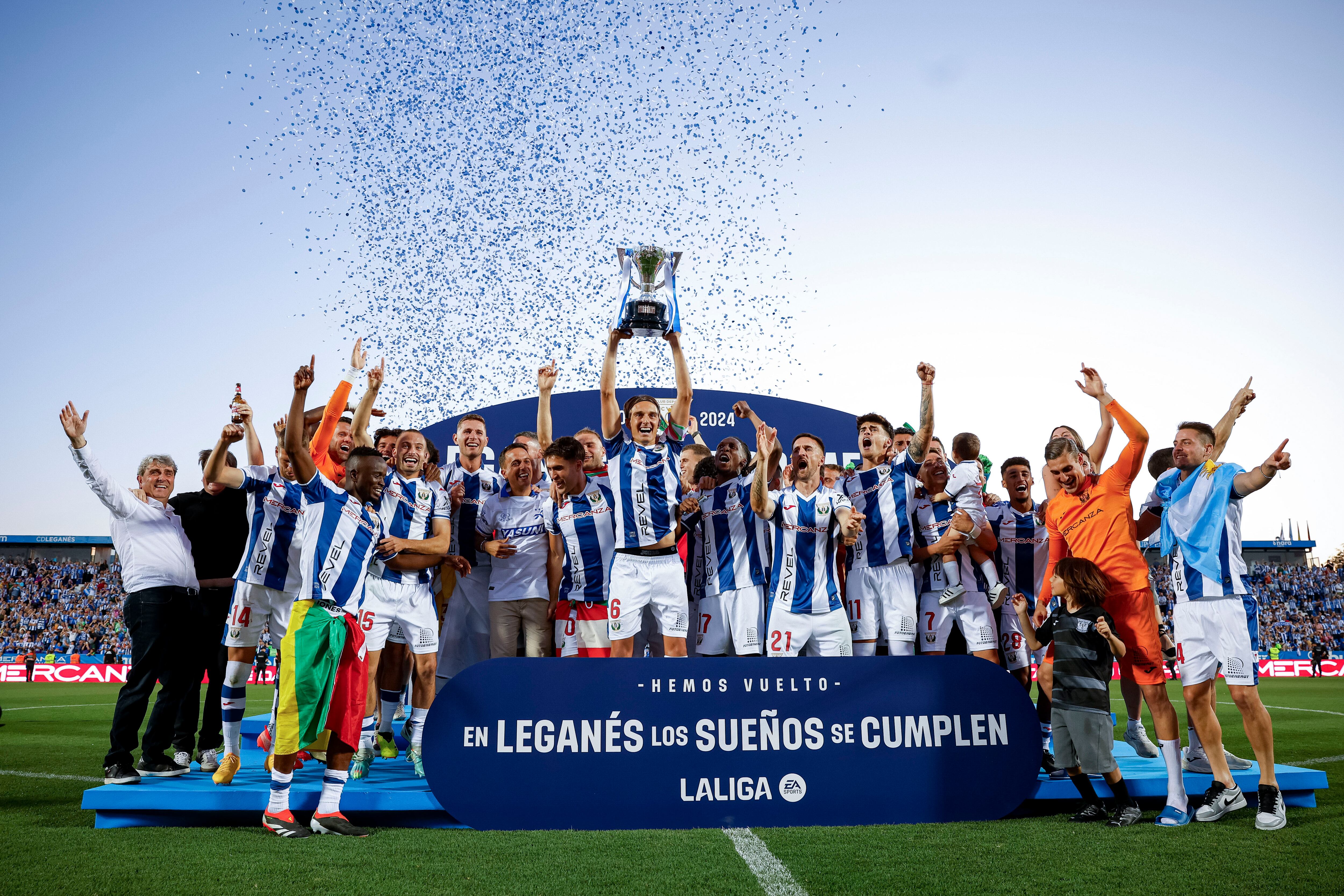 Los jugadores del Leganés celebran su ascenso a la Primer División tras recibir el trofeo como campeones de la categoría (EFE / Daniel González)
