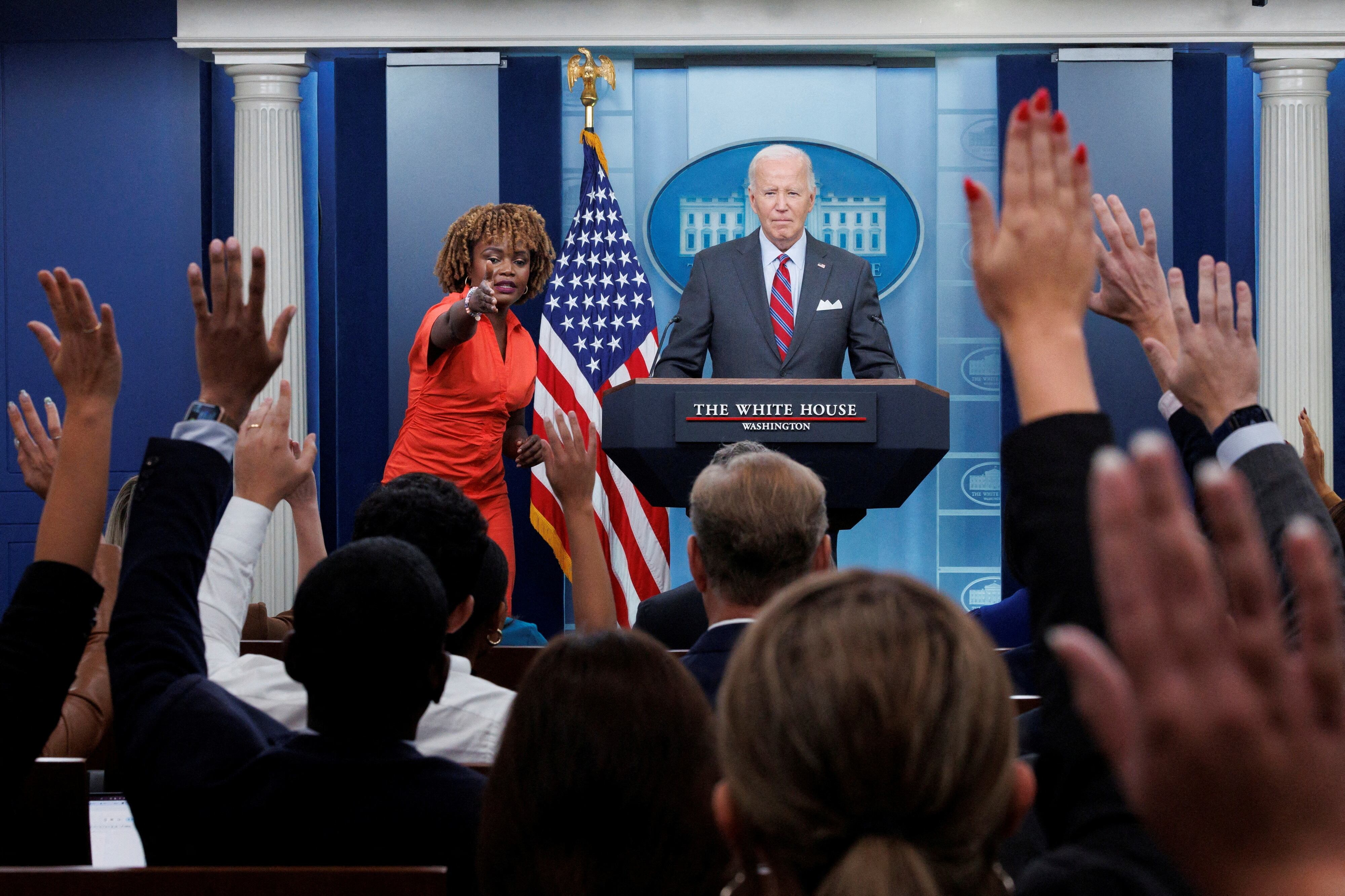 El Presidente de Estados Unidos, Joe Biden, responde a una pregunta durante la rueda de prensa diaria con la Secretaria de Prensa, Karine Jean-Pierre, en la Casa Blanca (REUTERS/Tom Brenner)