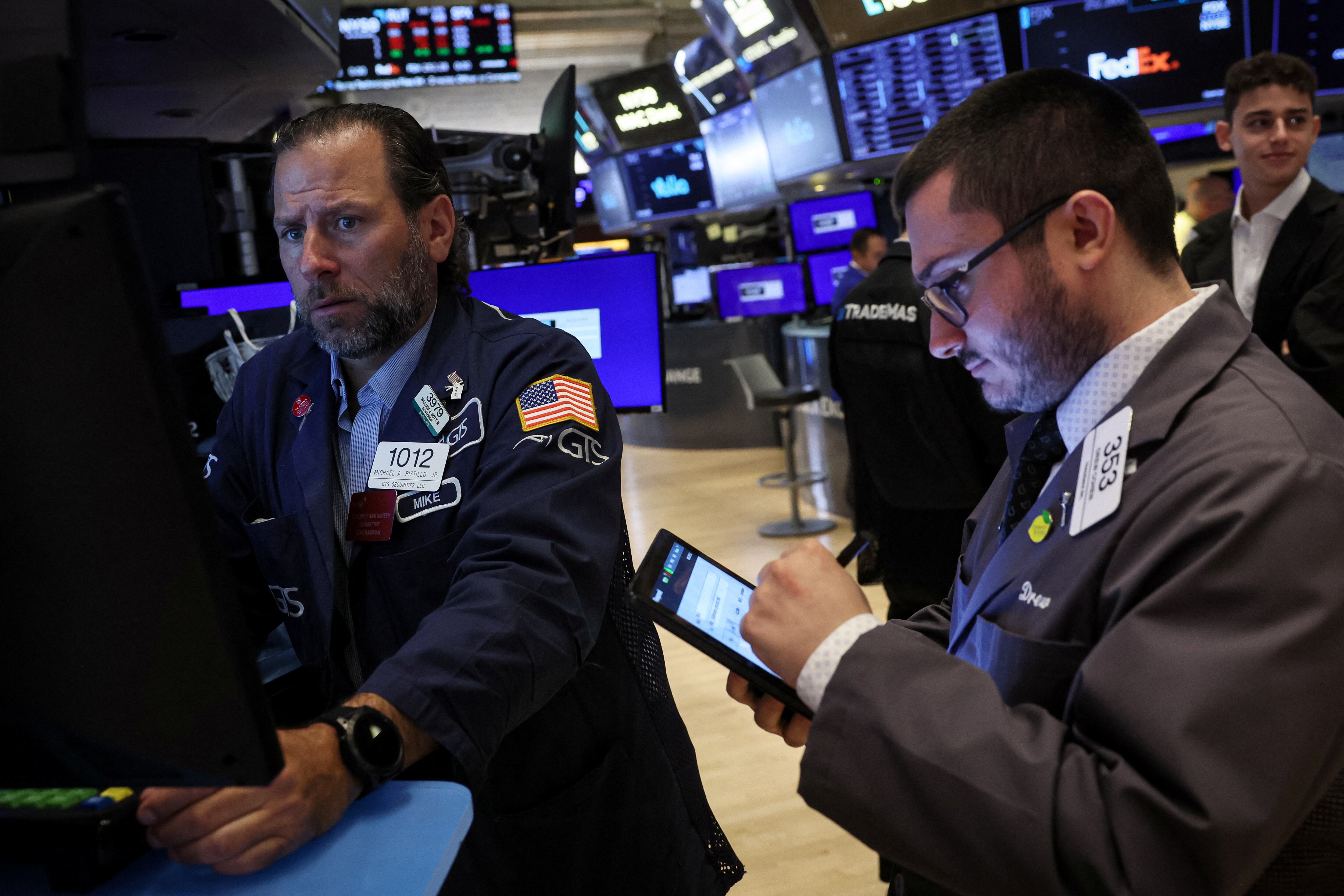 Traders en el piso del NYSE en Nueva York