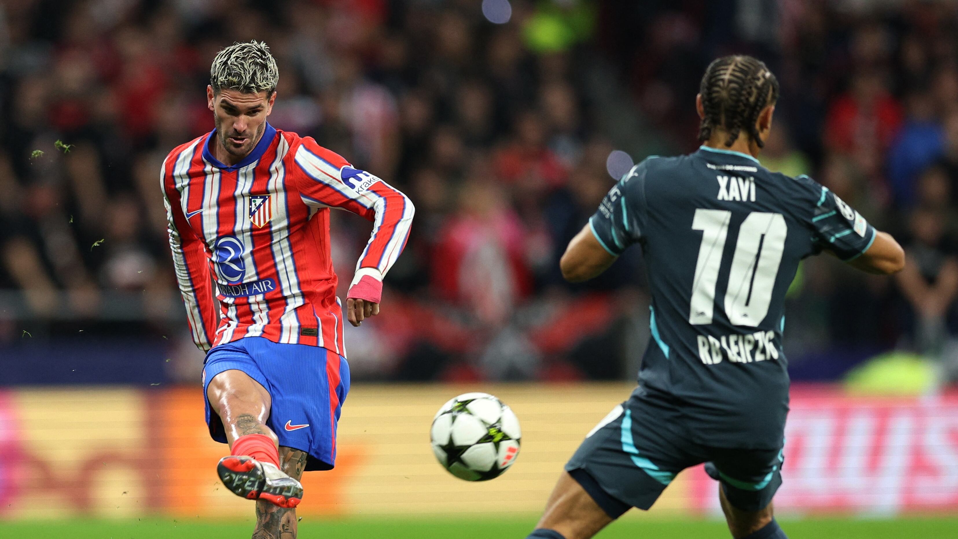 Rodrigo De Paul del Atlético Madrid en acción con Xavi Simons del RB Leipzig en su debut en la Champions League (REUTERS/Violeta Santos Moura)